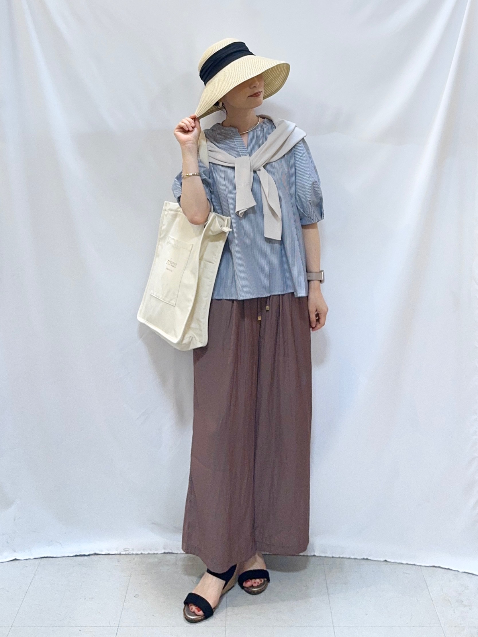 𝐇𝐢𝐫𝐨𝐦𝐢さんの「SHOO･LA･RUE｜【洗濯機可/ひんやり/UV】さらっとしたタッチが心地よい ショート丈 Vネックカーディガン」を使ったコーディネート