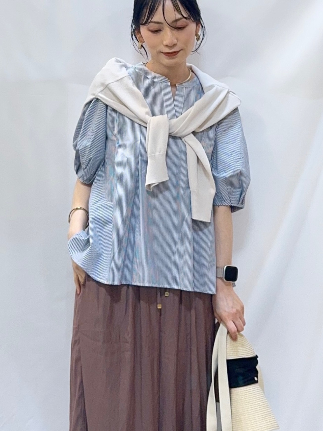 𝐇𝐢𝐫𝐨𝐦𝐢さんの「SHOO･LA･RUE｜【洗濯機可/ひんやり/UV】さらっとしたタッチが心地よい ショート丈 Vネックカーディガン」を使ったコーディネート
