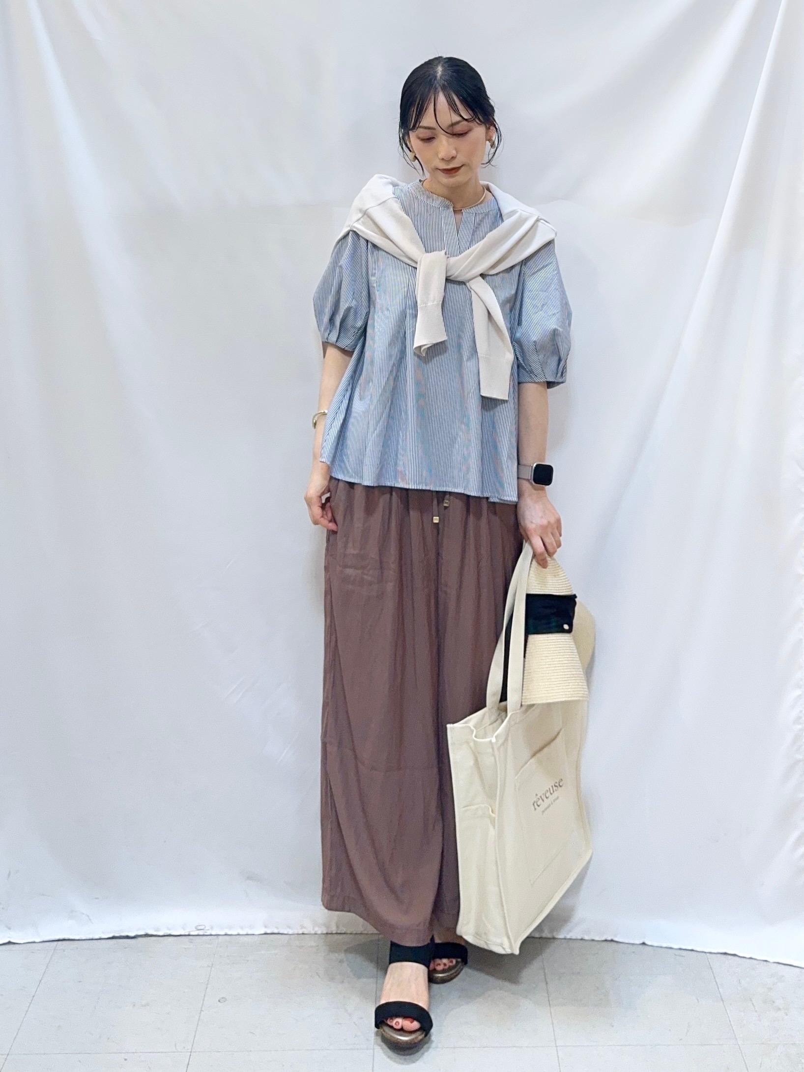 𝐇𝐢𝐫𝐨𝐦𝐢さんの「SHOO･LA･RUE｜【洗濯機可/ひんやり/UV】さらっとしたタッチが心地よい ショート丈 Vネックカーディガン」を使ったコーディネート