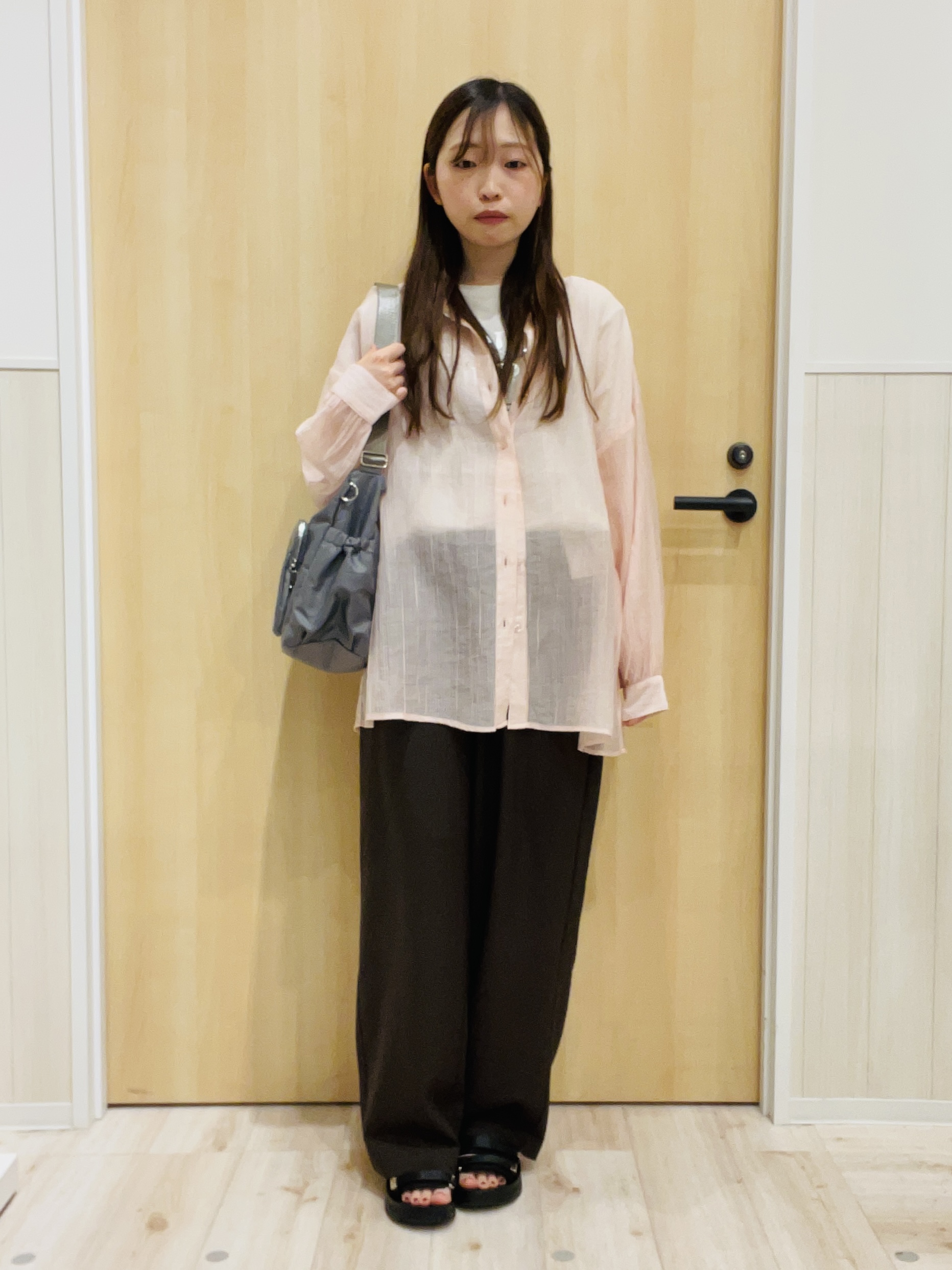 minamiさんの「SHOO･LA･RUE｜【S-LL】大人のシアー感 風合い楽しむバンドカラーシャツ」を使ったコーディネート