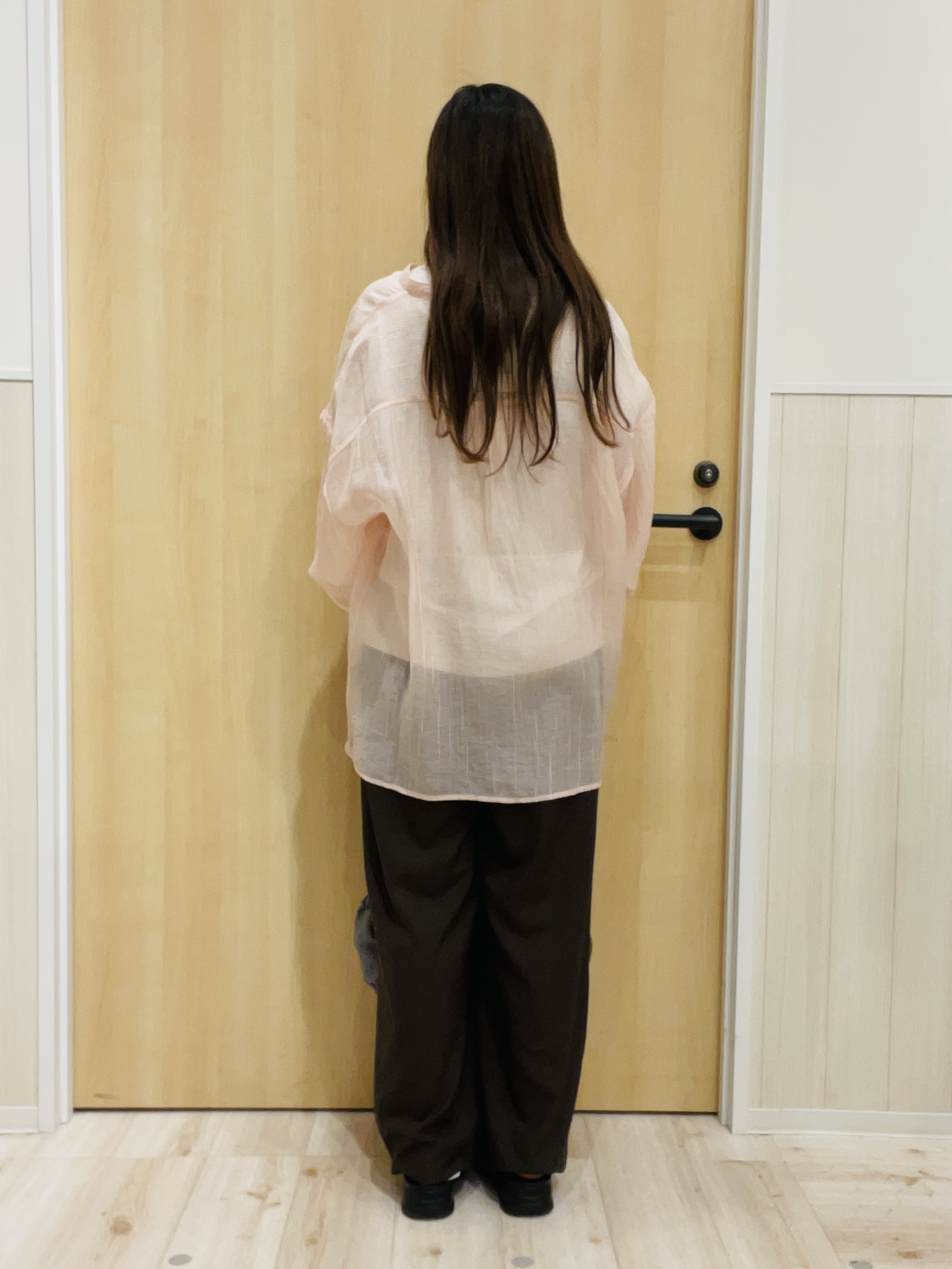 minamiさんの「SHOO･LA･RUE｜【S-LL】大人のシアー感 風合い楽しむバンドカラーシャツ」を使ったコーディネート