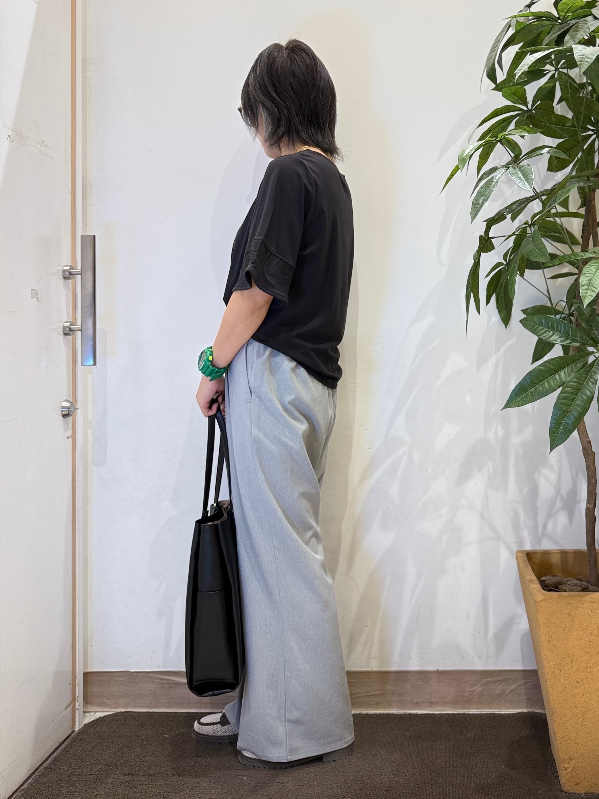 misakiさんの「SHOO･LA･RUE｜【洗濯機後しわになりにくい/ひんやり/S-LL】お袖のシアーで抜け感プラス 二の腕隠せるフレアスリー」を使ったコーディネート