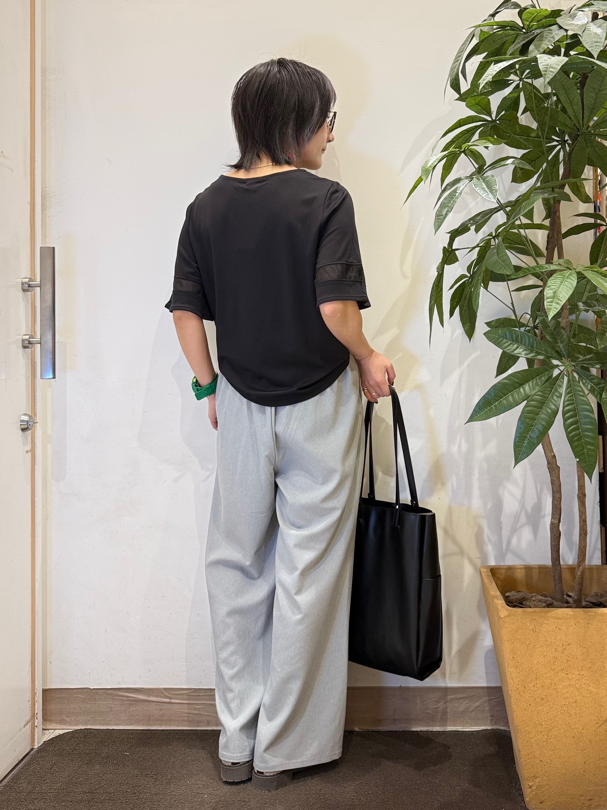 misakiさんの「SHOO･LA･RUE｜【洗濯機後しわになりにくい/ひんやり/S-LL】お袖のシアーで抜け感プラス 二の腕隠せるフレアスリー」を使ったコーディネート