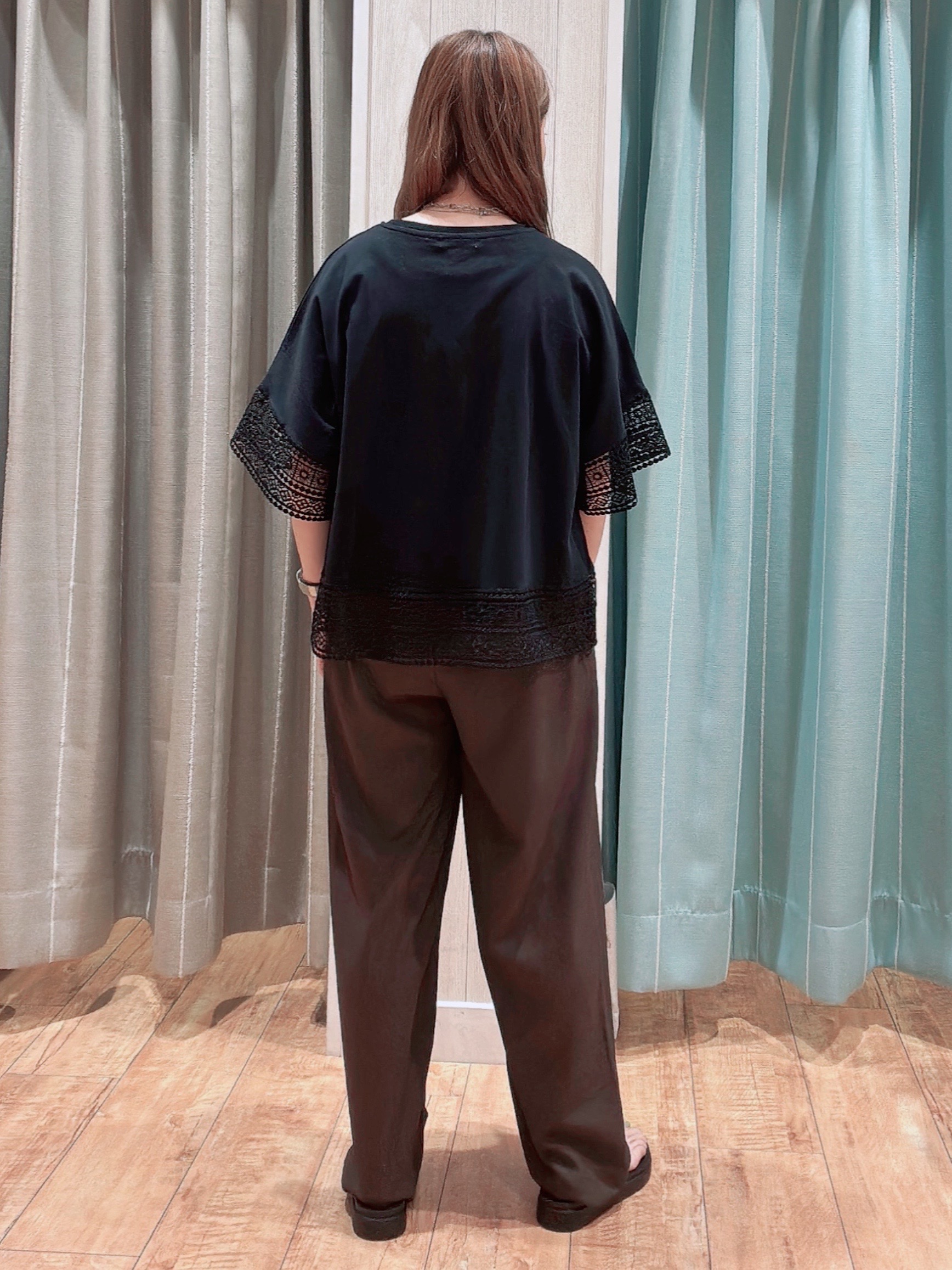なみぞうさんの「SHOO･LA･RUE｜【洗濯機可/ひんやり/体型カバー/S-LL】レース使いがポイント デザインTシャツ」を使ったコーディネート