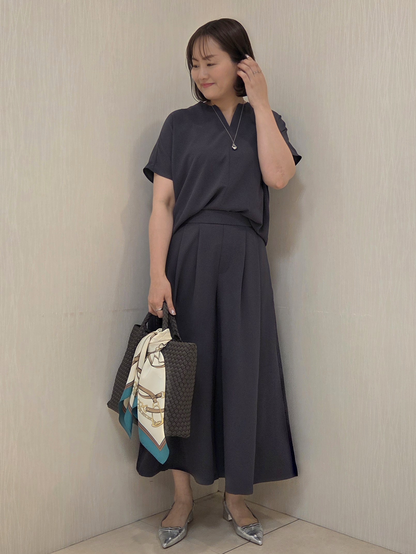 naokoさんの「UNTITLED｜【UV/接触冷感/セットアップ可】リラクシーキーVネックブラウス」を使ったコーディネート