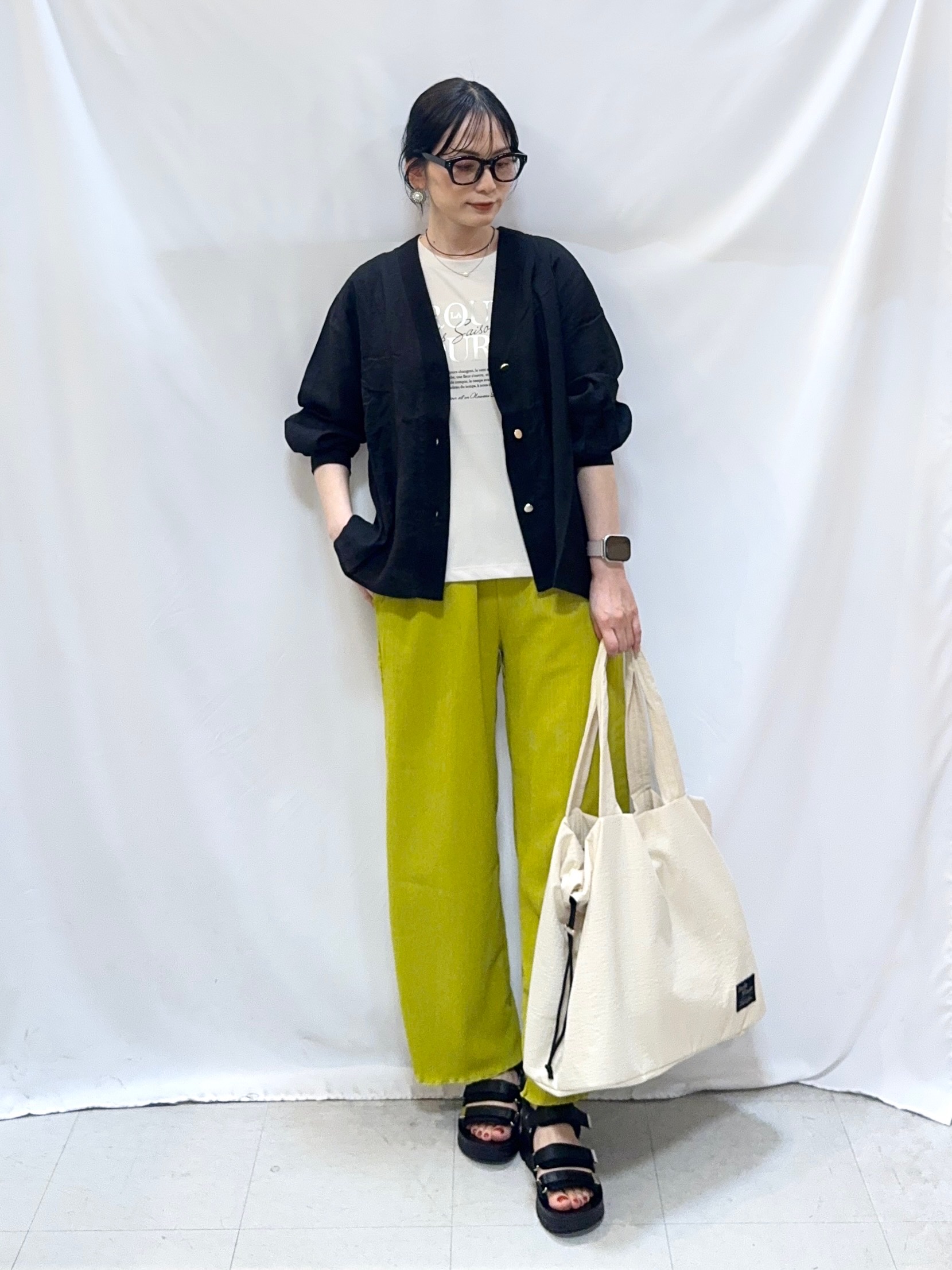 𝐇𝐢𝐫𝐨𝐦𝐢さんの「SHOO･LA･RUE｜【S-LL/体型カバー/Aライン】身体のラインを拾いにくい シアーシャツカーディガン」を使ったコーディネート