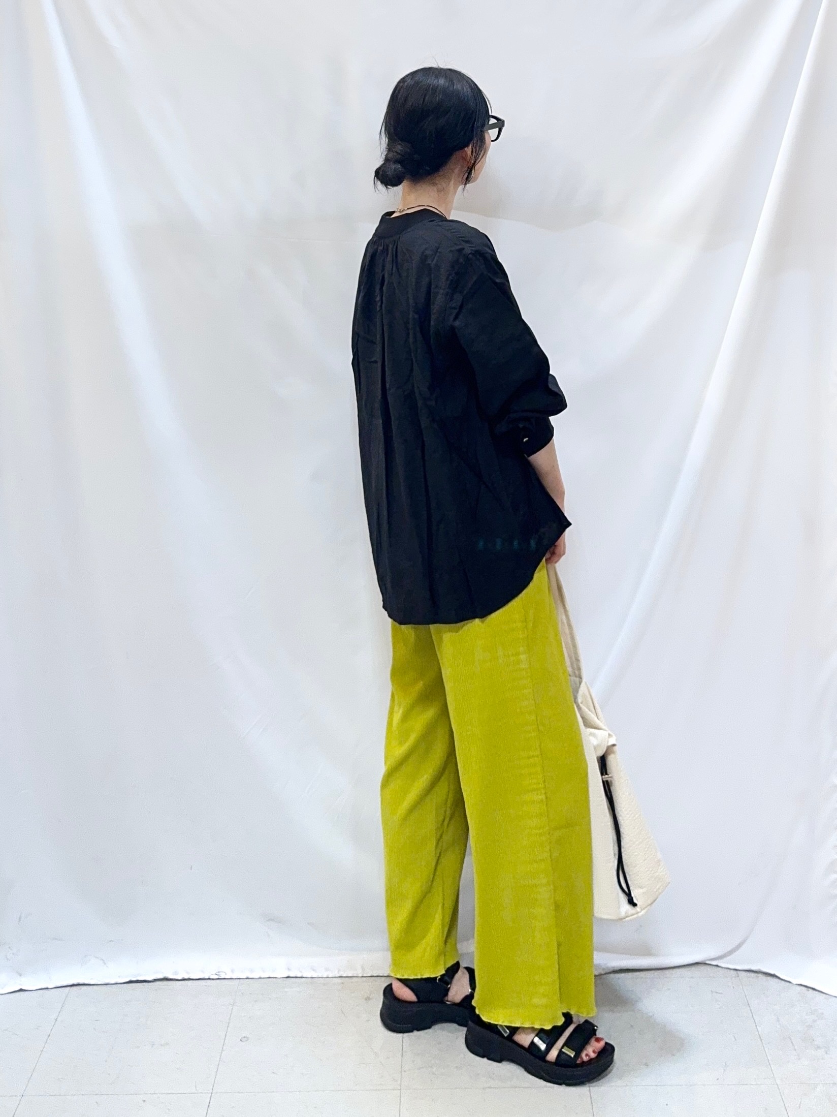 𝐇𝐢𝐫𝐨𝐦𝐢さんの「SHOO･LA･RUE｜【S-LL/体型カバー/Aライン】身体のラインを拾いにくい シアーシャツカーディガン」を使ったコーディネート