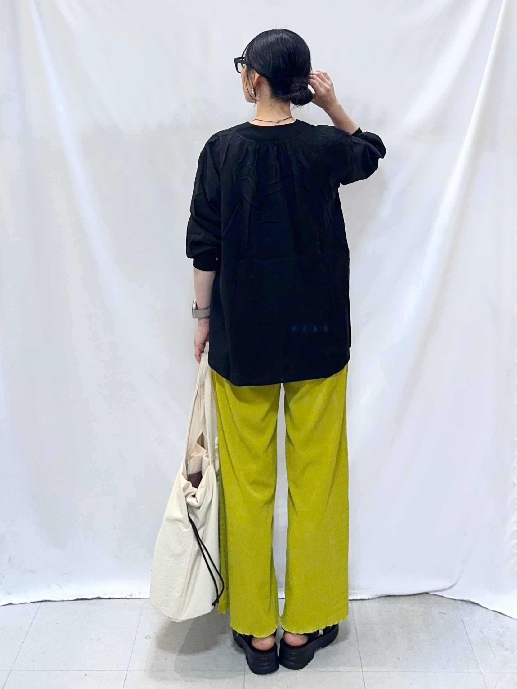 𝐇𝐢𝐫𝐨𝐦𝐢さんの「SHOO･LA･RUE｜【S-LL/体型カバー/Aライン】身体のラインを拾いにくい シアーシャツカーディガン」を使ったコーディネート