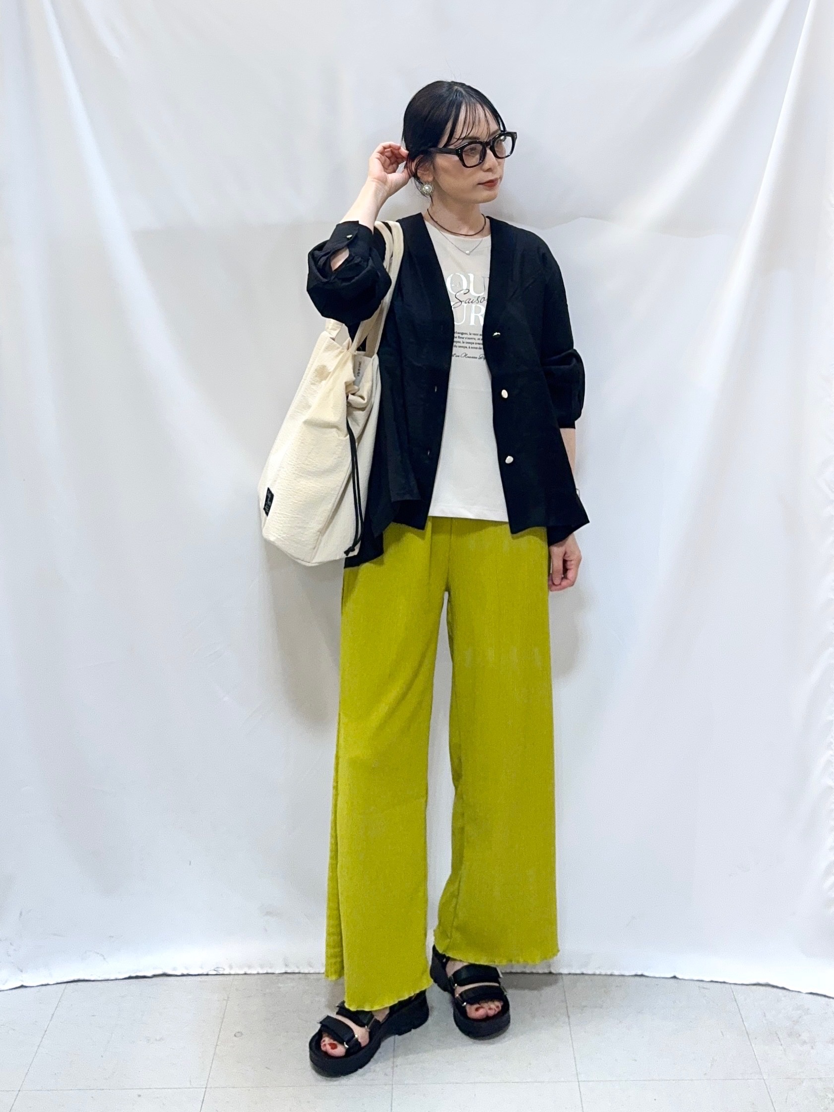 𝐇𝐢𝐫𝐨𝐦𝐢さんの「SHOO･LA･RUE｜【S-LL/体型カバー/Aライン】身体のラインを拾いにくい シアーシャツカーディガン」を使ったコーディネート