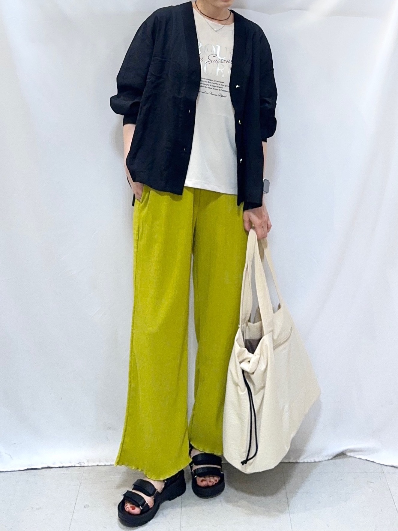 𝐇𝐢𝐫𝐨𝐦𝐢さんの「SHOO･LA･RUE｜【S-LL/体型カバー/Aライン】身体のラインを拾いにくい シアーシャツカーディガン」を使ったコーディネート