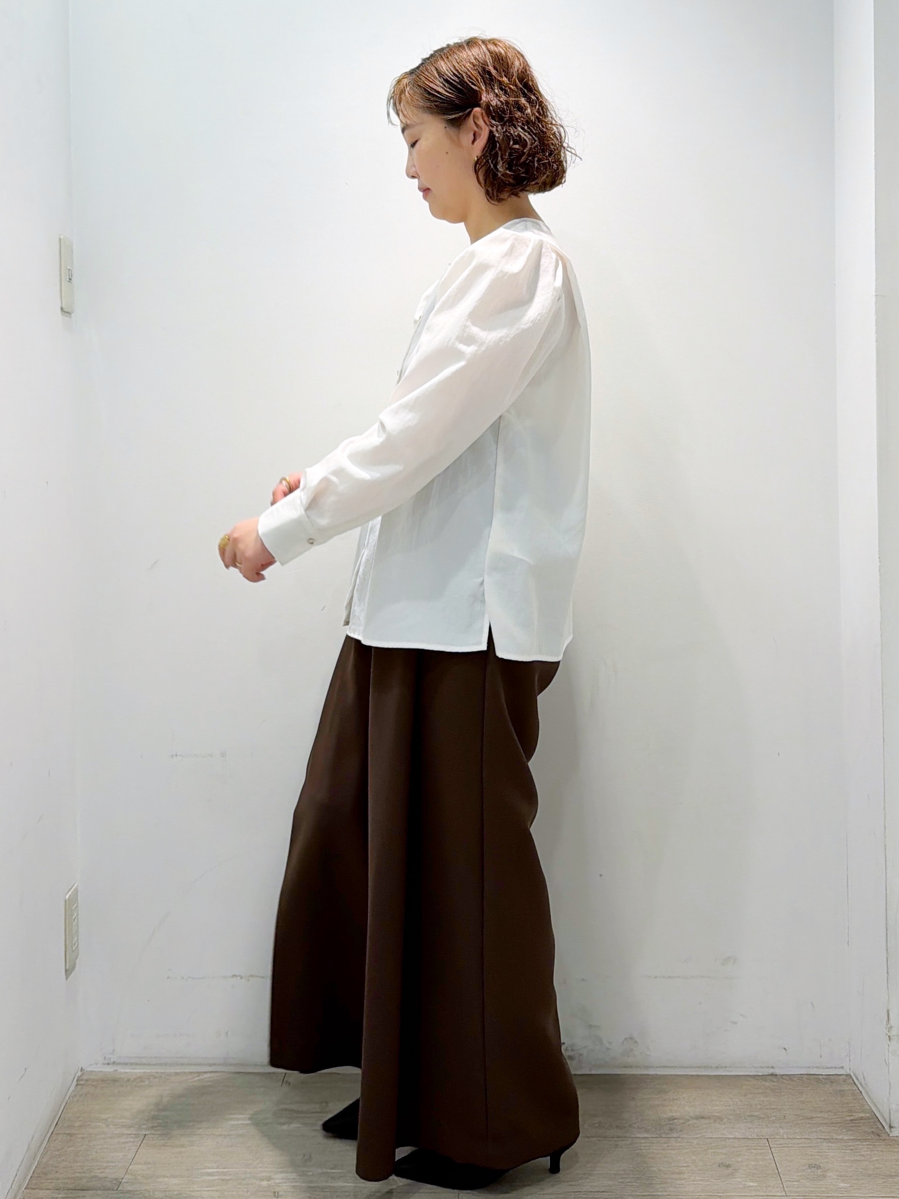 sumicaさんの「OPAQUE.CLIP｜【es】フロント金ボタンタックスリーブブラウス【洗濯機OK】」を使ったコーディネート