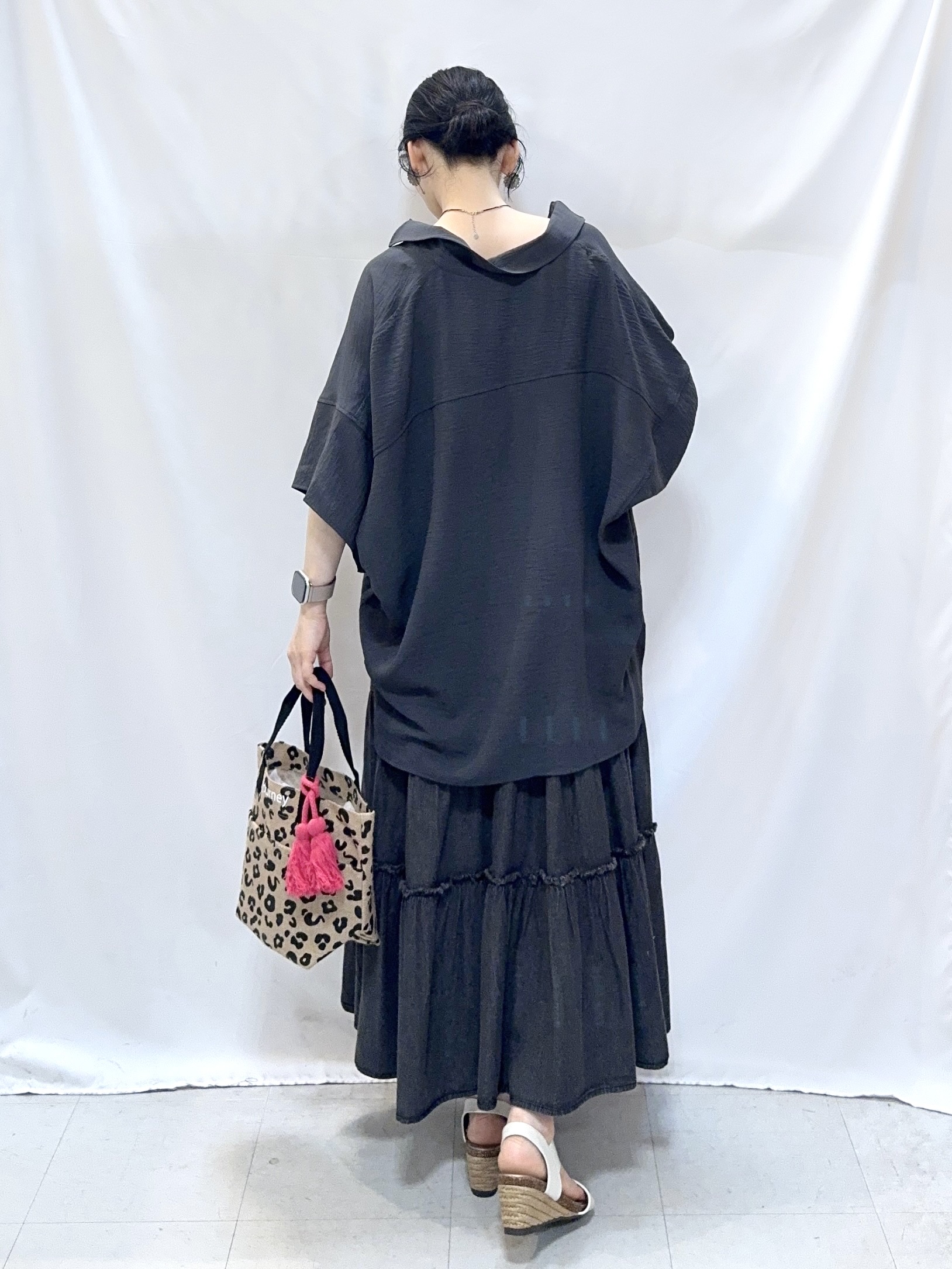 𝐇𝐢𝐫𝐨𝐦𝐢さんの「SHOO･LA･RUE｜【高レビュー/洗濯後しわになりにくい/体型カバー】きちんとゆるっと 大人の抜け感 ポンチョ風カラーシ」を使ったコーディネート