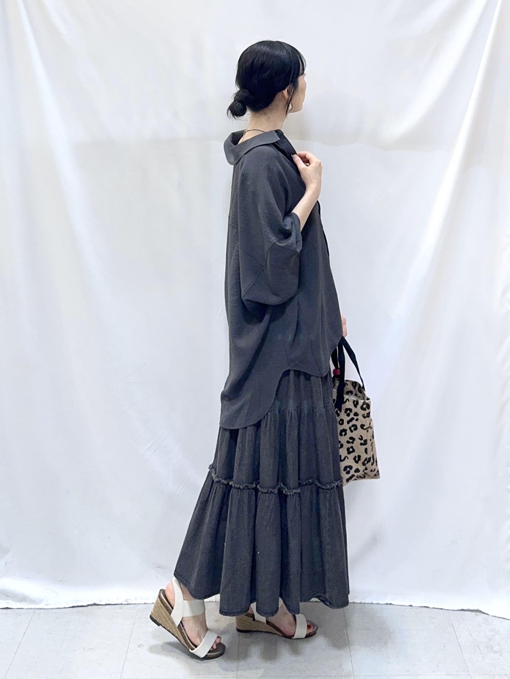 𝐇𝐢𝐫𝐨𝐦𝐢さんの「SHOO･LA･RUE｜【高レビュー/洗濯後しわになりにくい/体型カバー】きちんとゆるっと 大人の抜け感 ポンチョ風カラーシ」を使ったコーディネート