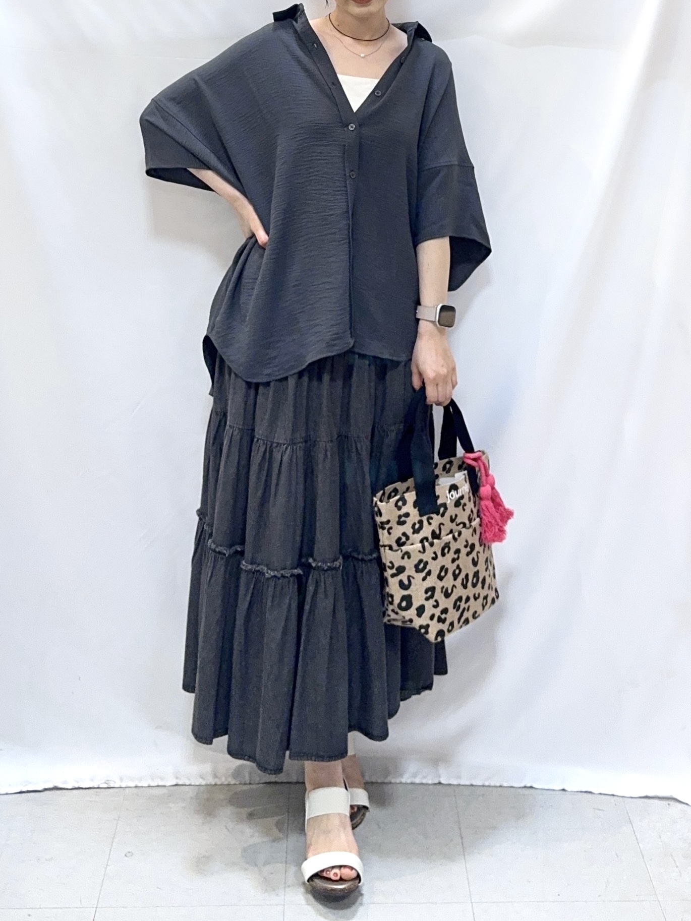 𝐇𝐢𝐫𝐨𝐦𝐢さんの「SHOO･LA･RUE｜【高レビュー/洗濯後しわになりにくい/体型カバー】きちんとゆるっと 大人の抜け感 ポンチョ風カラーシ」を使ったコーディネート