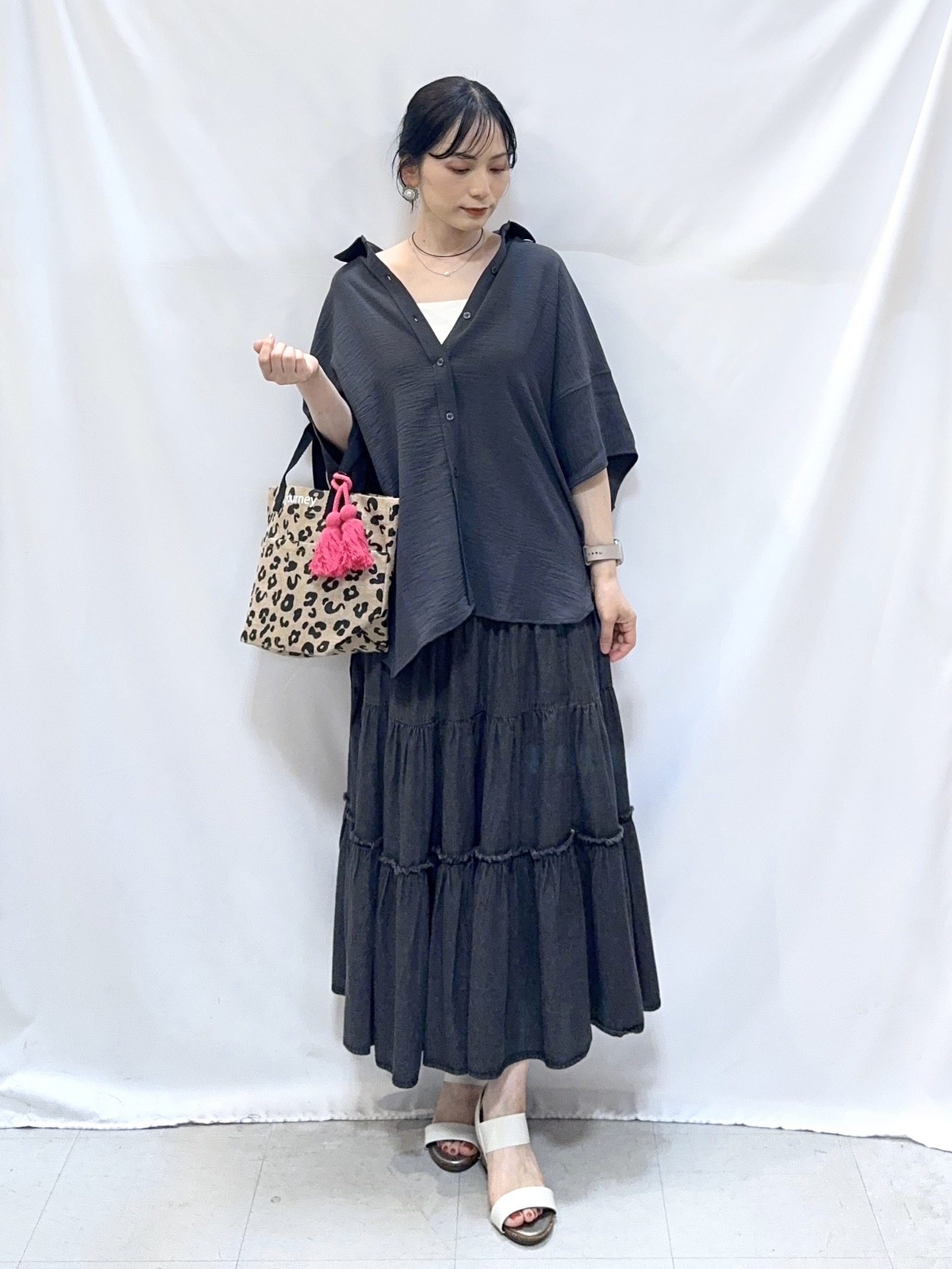 𝐇𝐢𝐫𝐨𝐦𝐢さんの「SHOO･LA･RUE｜【高レビュー/洗濯後しわになりにくい/体型カバー】きちんとゆるっと 大人の抜け感 ポンチョ風カラーシ」を使ったコーディネート