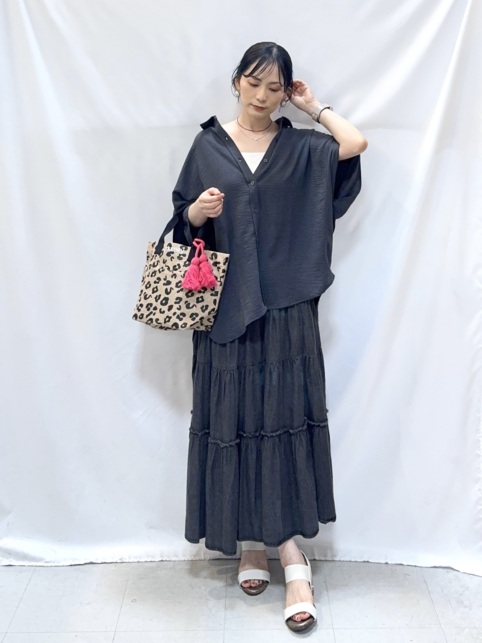 𝐇𝐢𝐫𝐨𝐦𝐢さんの「SHOO･LA･RUE｜【高レビュー/洗濯後しわになりにくい/体型カバー】きちんとゆるっと 大人の抜け感 ポンチョ風カラーシ」を使ったコーディネート