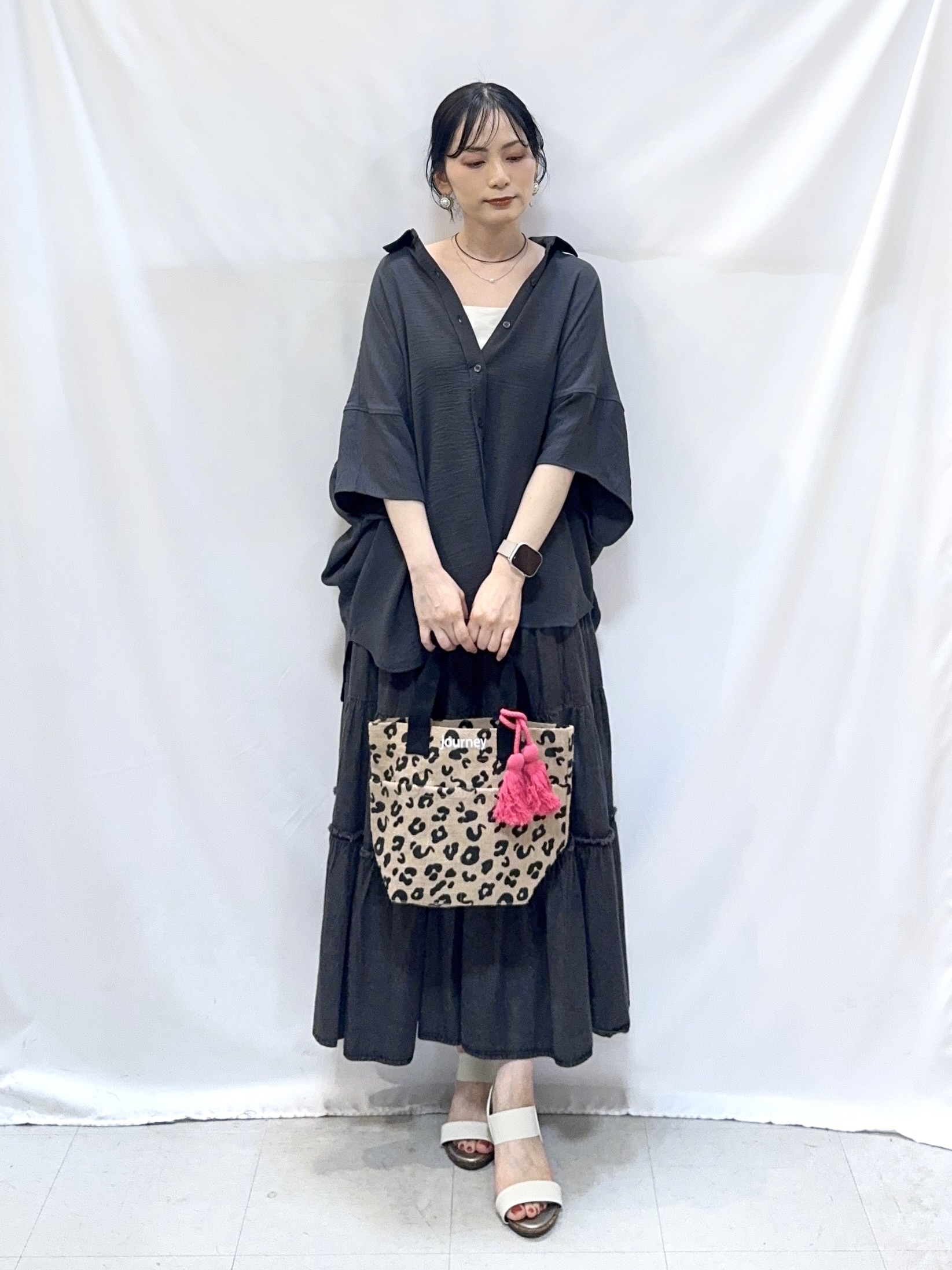 𝐇𝐢𝐫𝐨𝐦𝐢さんの「SHOO･LA･RUE｜【高レビュー/洗濯後しわになりにくい/体型カバー】きちんとゆるっと 大人の抜け感 ポンチョ風カラーシ」を使ったコーディネート