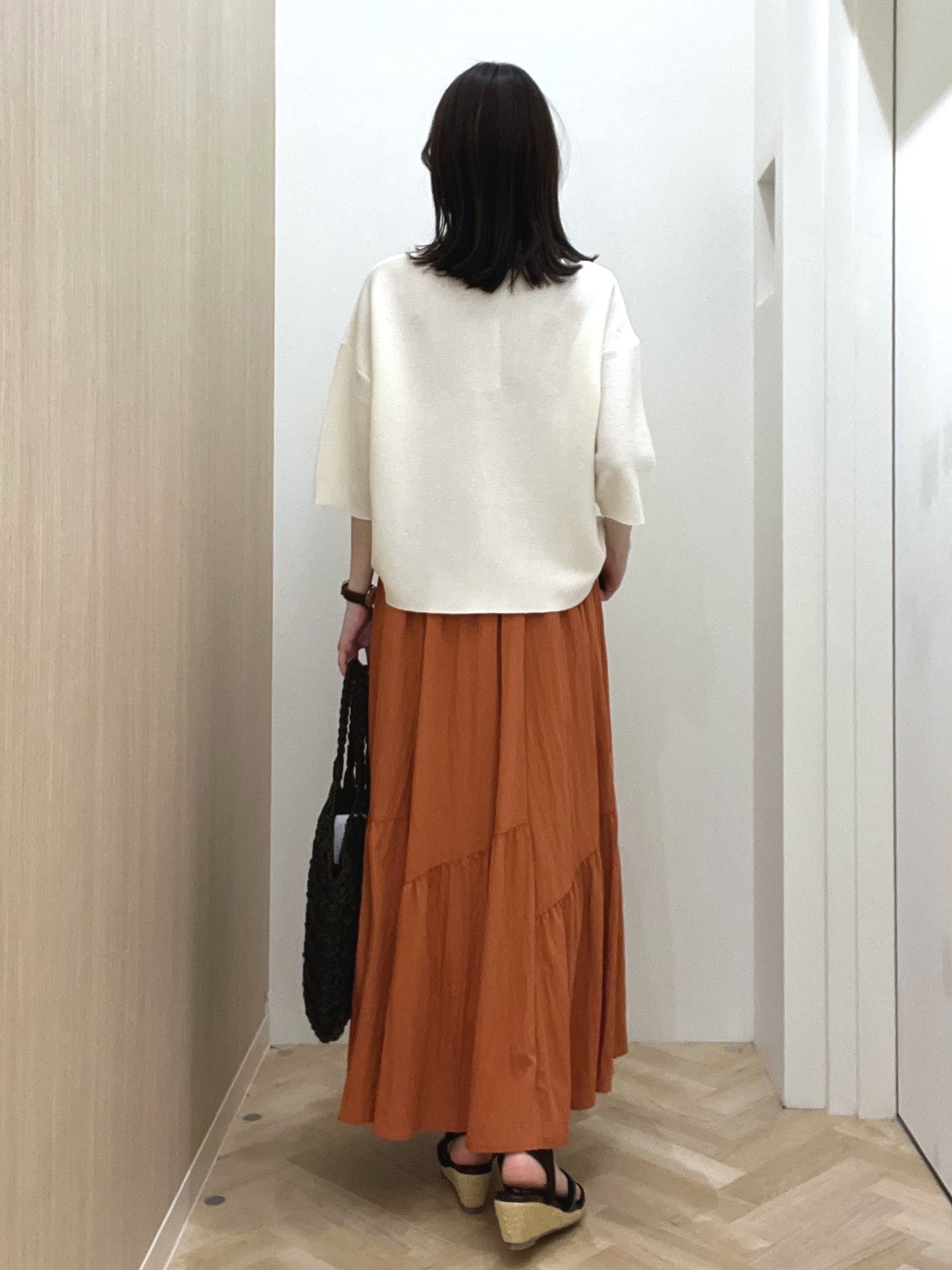  おまつさんの「grove｜【貴島明日香さん着用／洗濯機OK】レイヤードにもおすすめ、軽やかクロップドニット」を使ったコーディネート