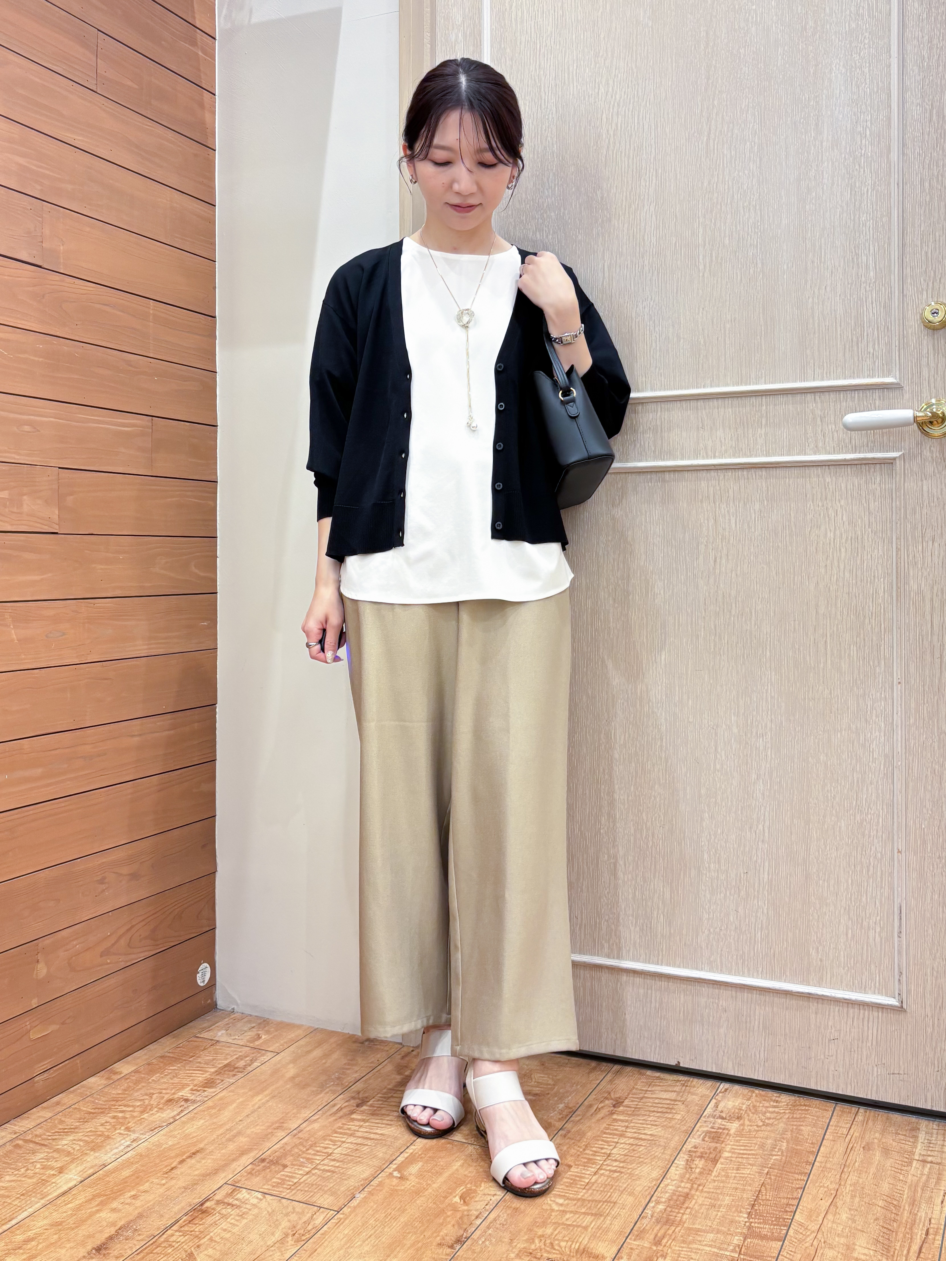 なみさんの「SHOO･LA･RUE｜【洗濯機可/ひんやり/UV】さらっとしたタッチが心地よい ショート丈 Vネックカーディガン」を使ったコーディネート