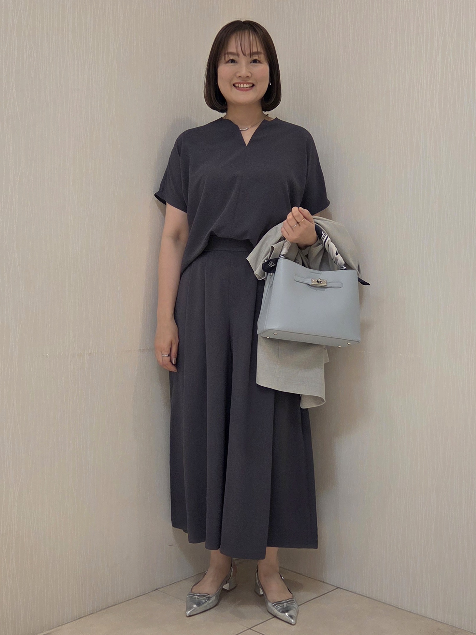 naokoさんの「UNTITLED｜【UV/接触冷感/セットアップ可】リラクシーキーVネックブラウス」を使ったコーディネート