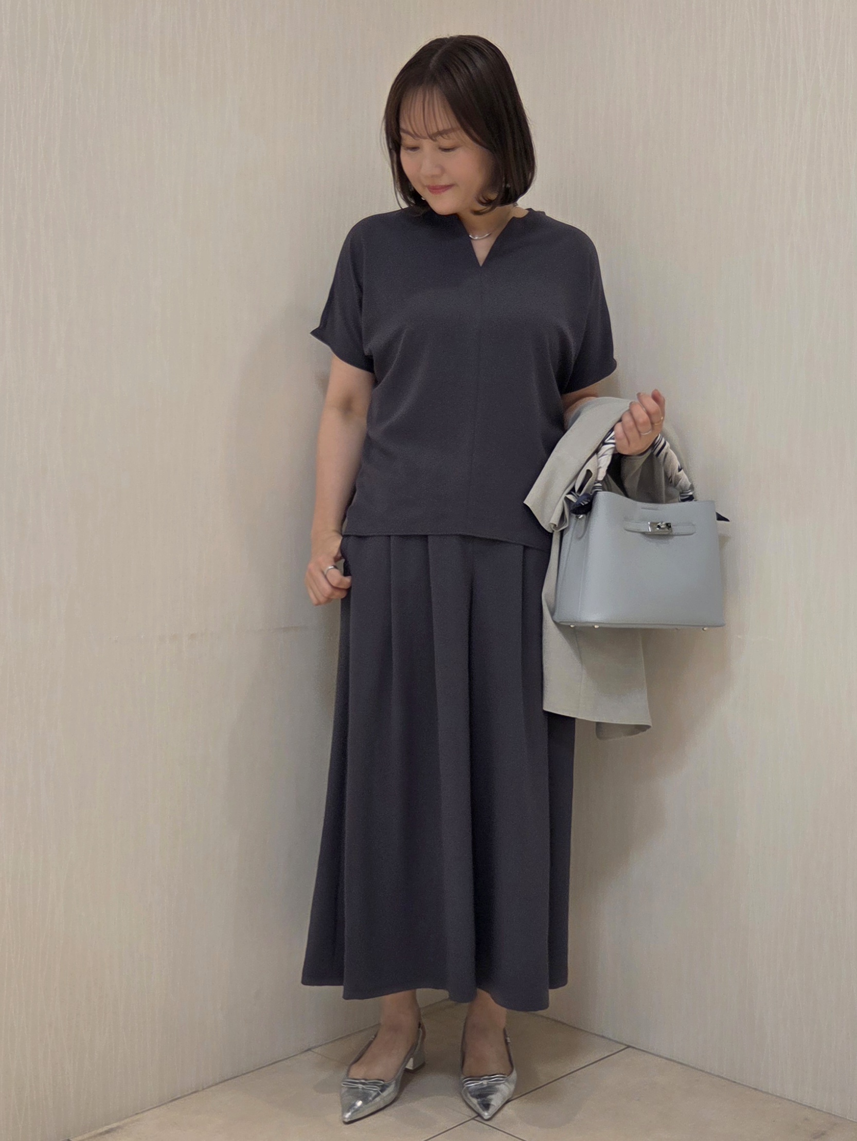 naokoさんの「UNTITLED｜【UV/接触冷感/セットアップ可】リラクシーキーVネックブラウス」を使ったコーディネート