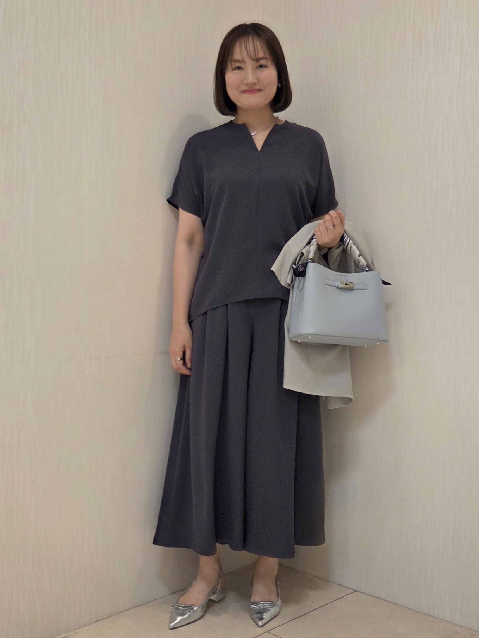 naokoさんの「UNTITLED｜【UV/接触冷感/セットアップ可】リラクシーキーVネックブラウス」を使ったコーディネート