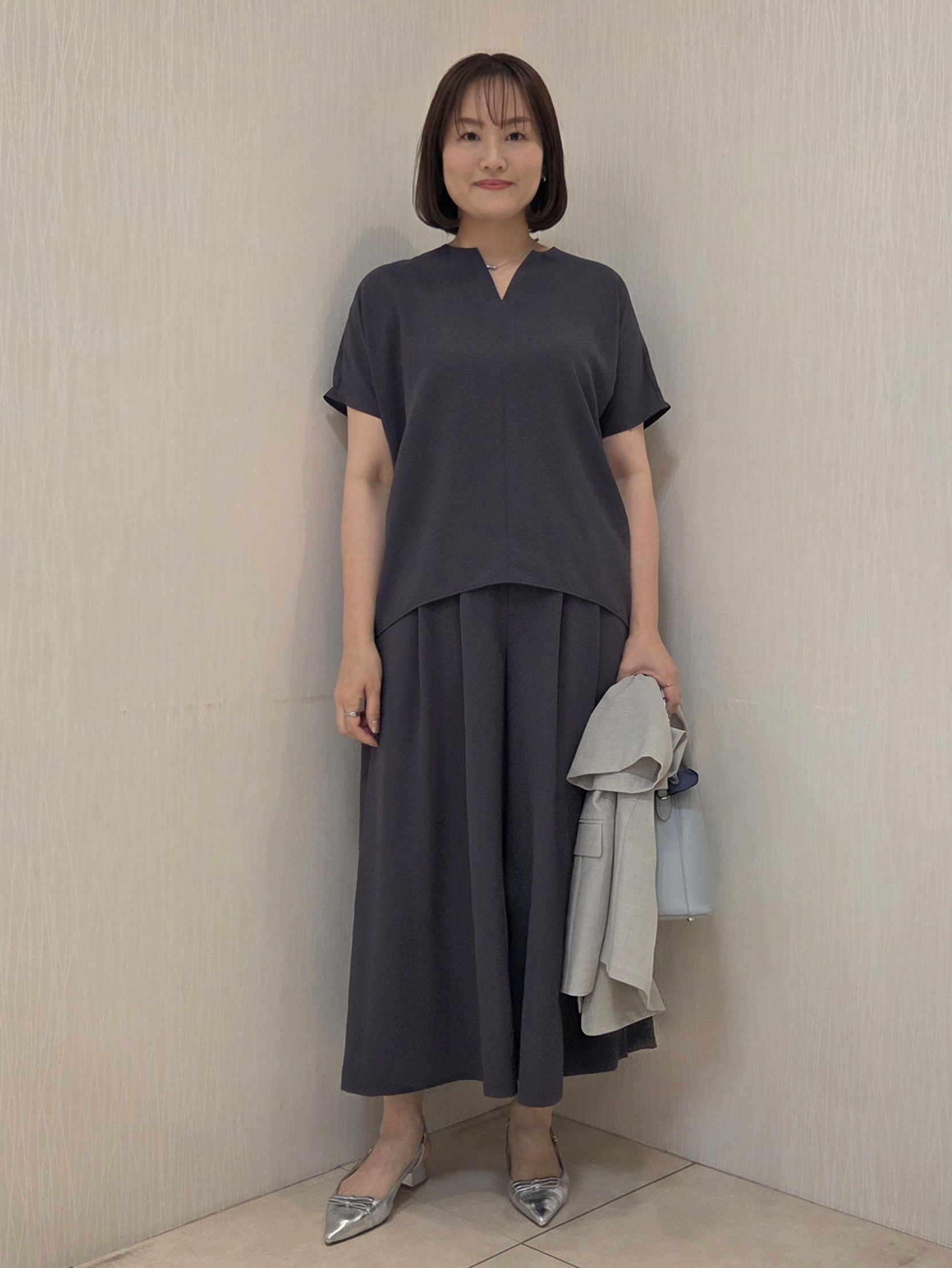naokoさんの「UNTITLED｜【UV/接触冷感/セットアップ可】リラクシーキーVネックブラウス」を使ったコーディネート