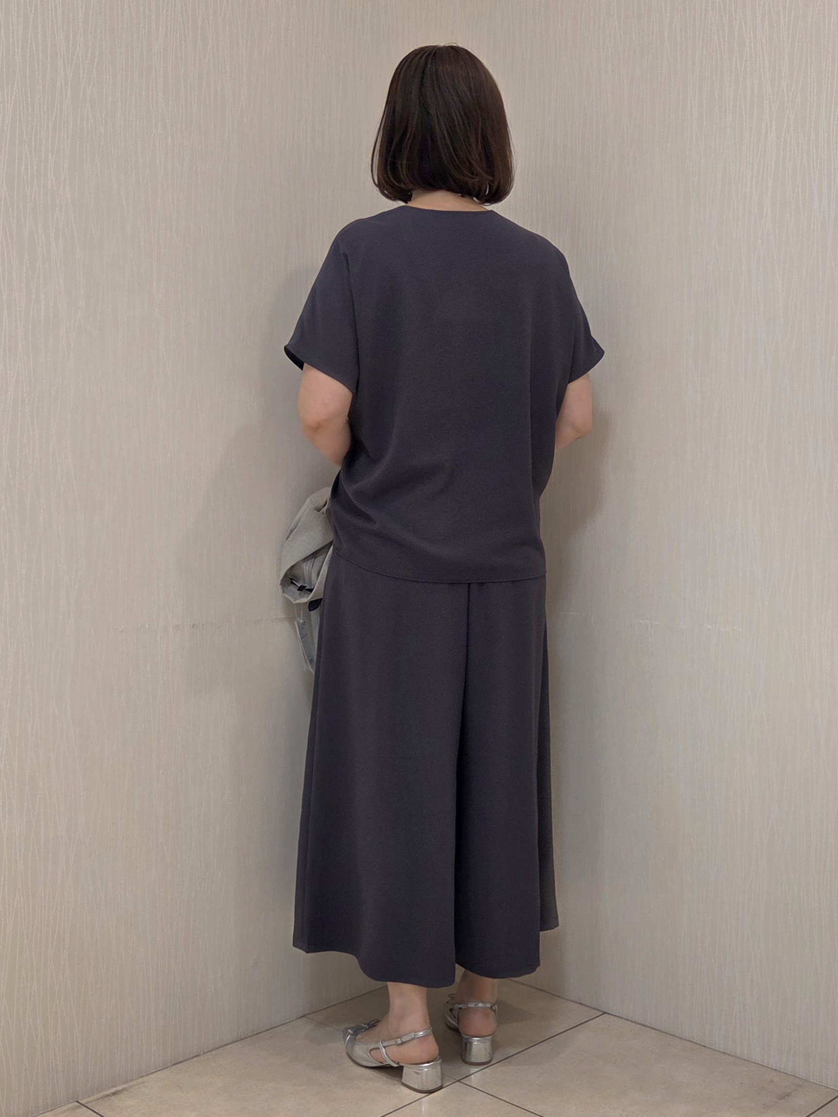 naokoさんの「UNTITLED｜【UV/接触冷感/セットアップ可】リラクシーキーVネックブラウス」を使ったコーディネート