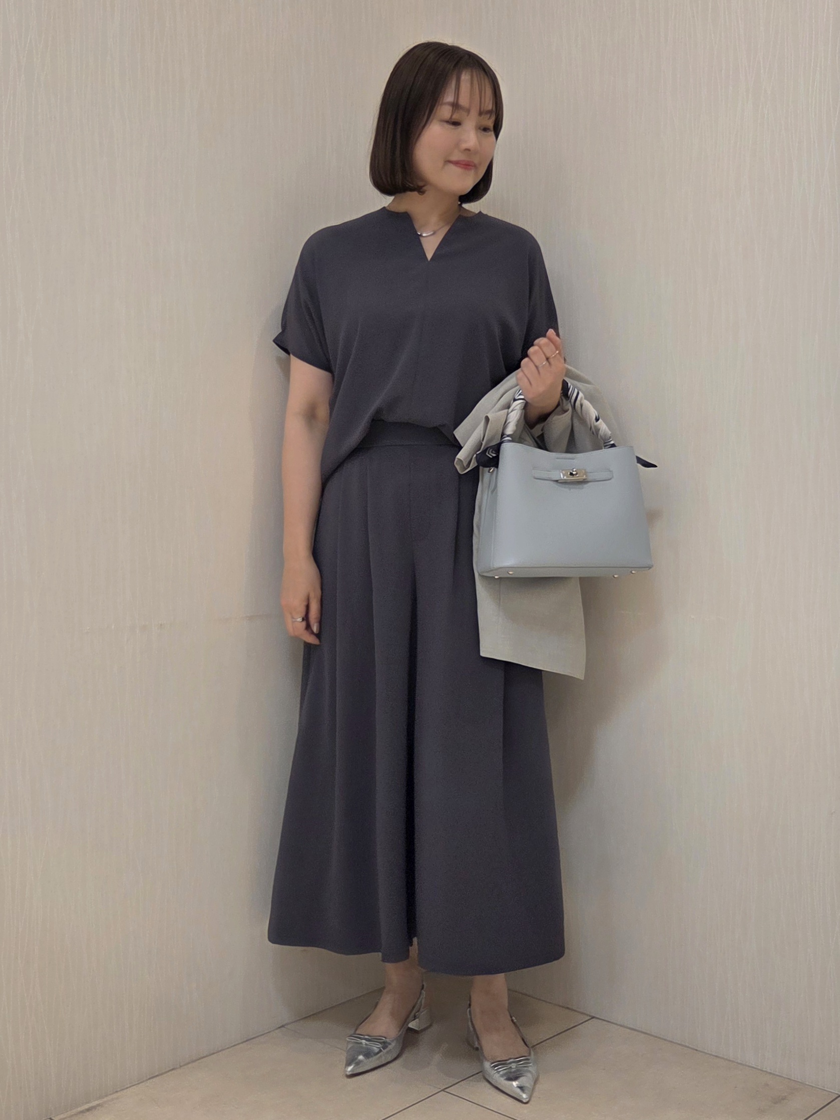 naokoさんの「UNTITLED｜【UV/接触冷感/セットアップ可】リラクシーキーVネックブラウス」を使ったコーディネート