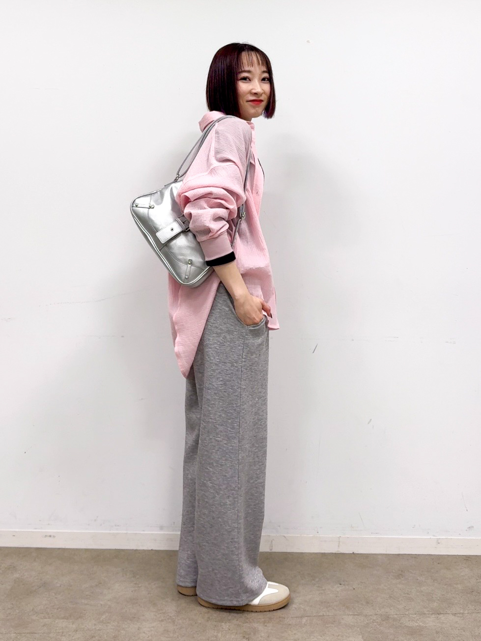 𝐜𝐡𝐢𝐤𝐚さんの「SHOO･LA･RUE｜お袖リブ楊柳オーバーシャツ」を使ったコーディネート