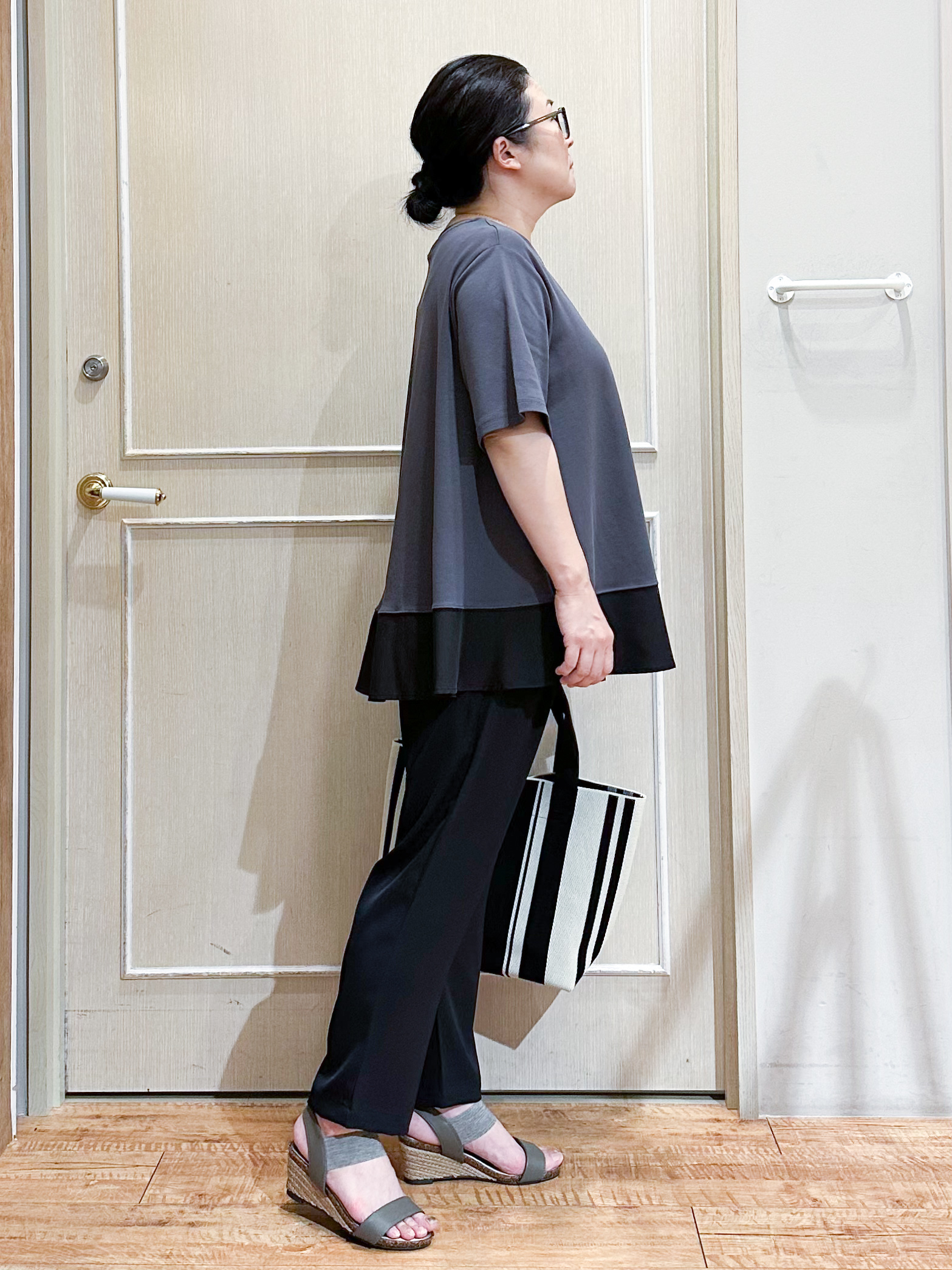 umeさんの「SHOO･LA･RUE｜【ひんやり/UV/抗菌防臭】体型カバーも叶う 裾切り替えAライントップス」を使ったコーディネート
