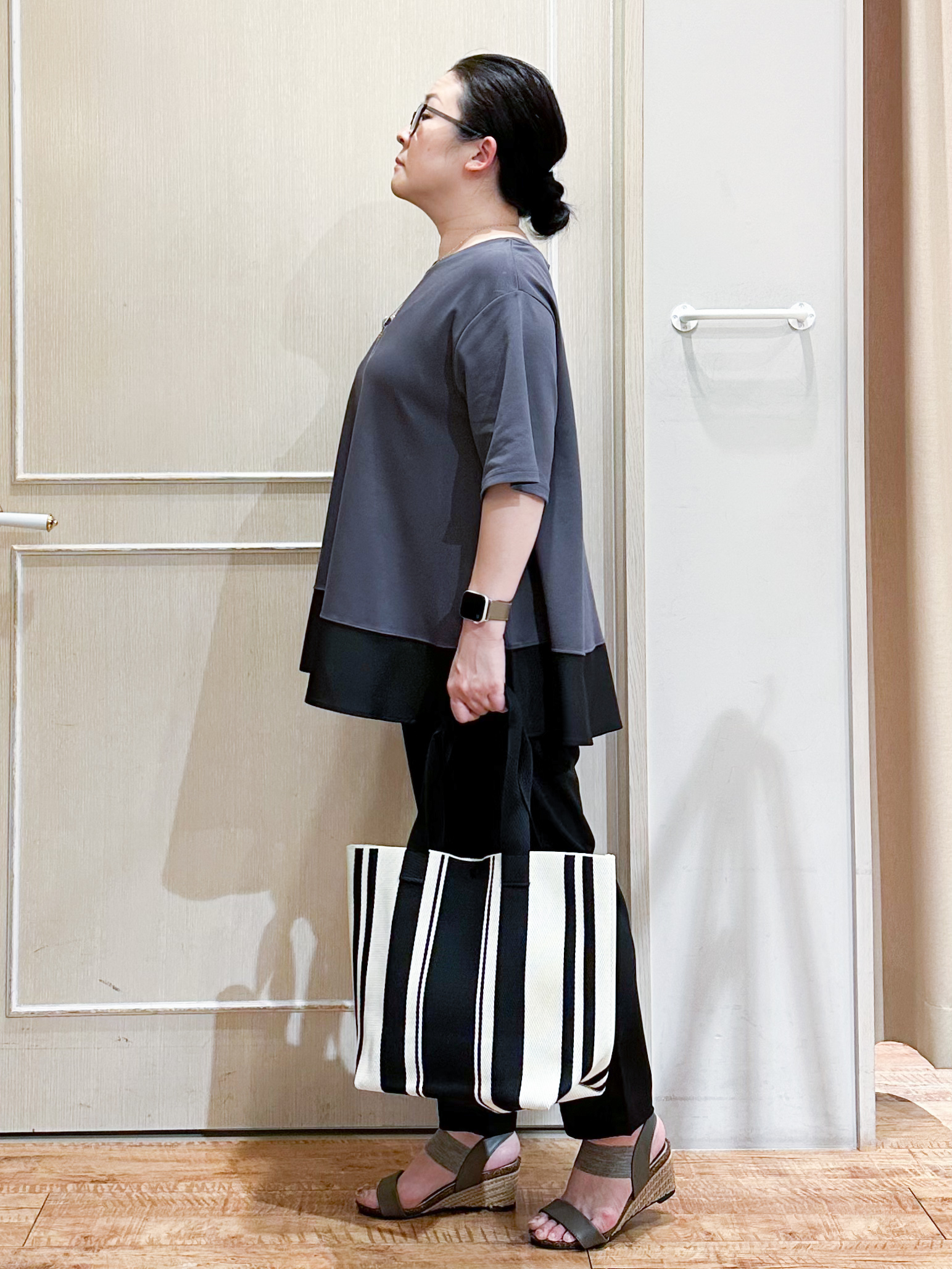 umeさんの「SHOO･LA･RUE｜【ひんやり/UV/抗菌防臭】体型カバーも叶う 裾切り替えAライントップス」を使ったコーディネート
