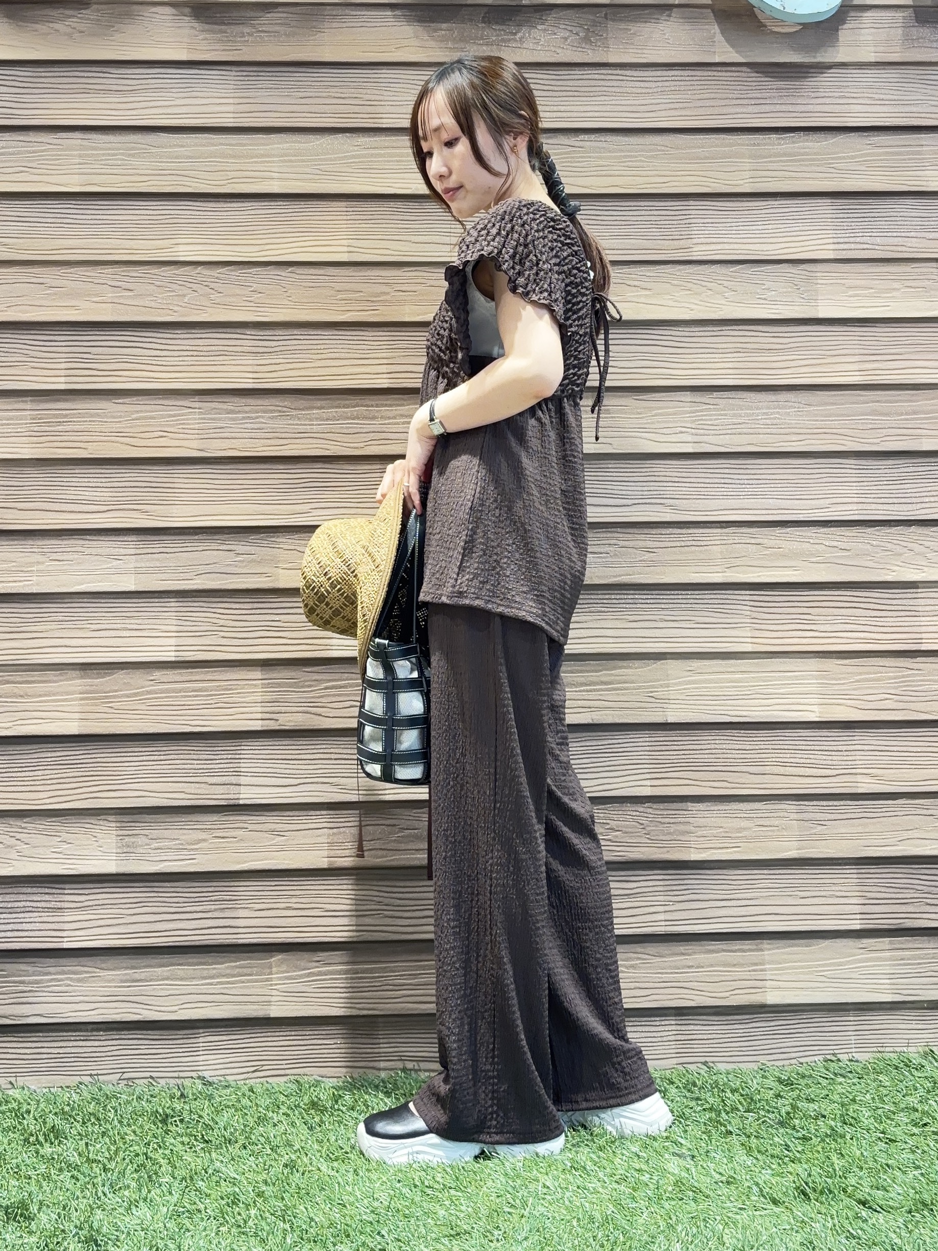 himiさんの「SHOO･LA･RUE｜【2点セット/S-LL/洗濯機可】お袖シャーリングブラウス+ワイドパンツ」を使ったコーディネート