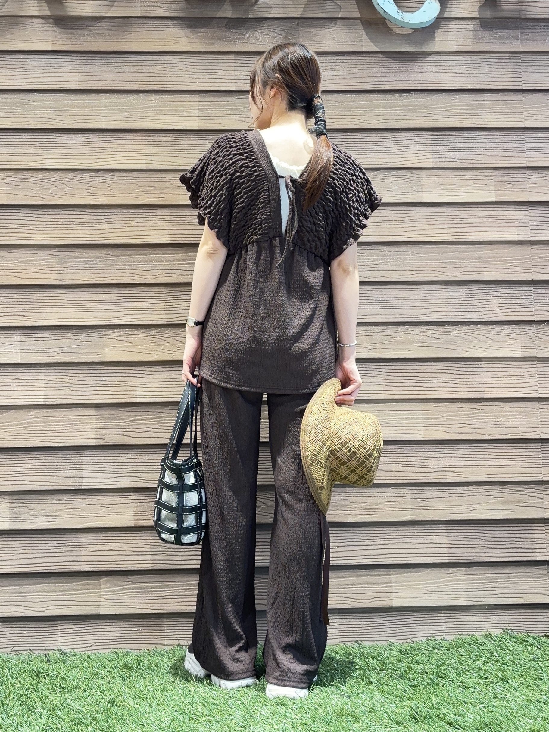 himiさんの「SHOO･LA･RUE｜【2点セット/S-LL/洗濯機可】お袖シャーリングブラウス+ワイドパンツ」を使ったコーディネート
