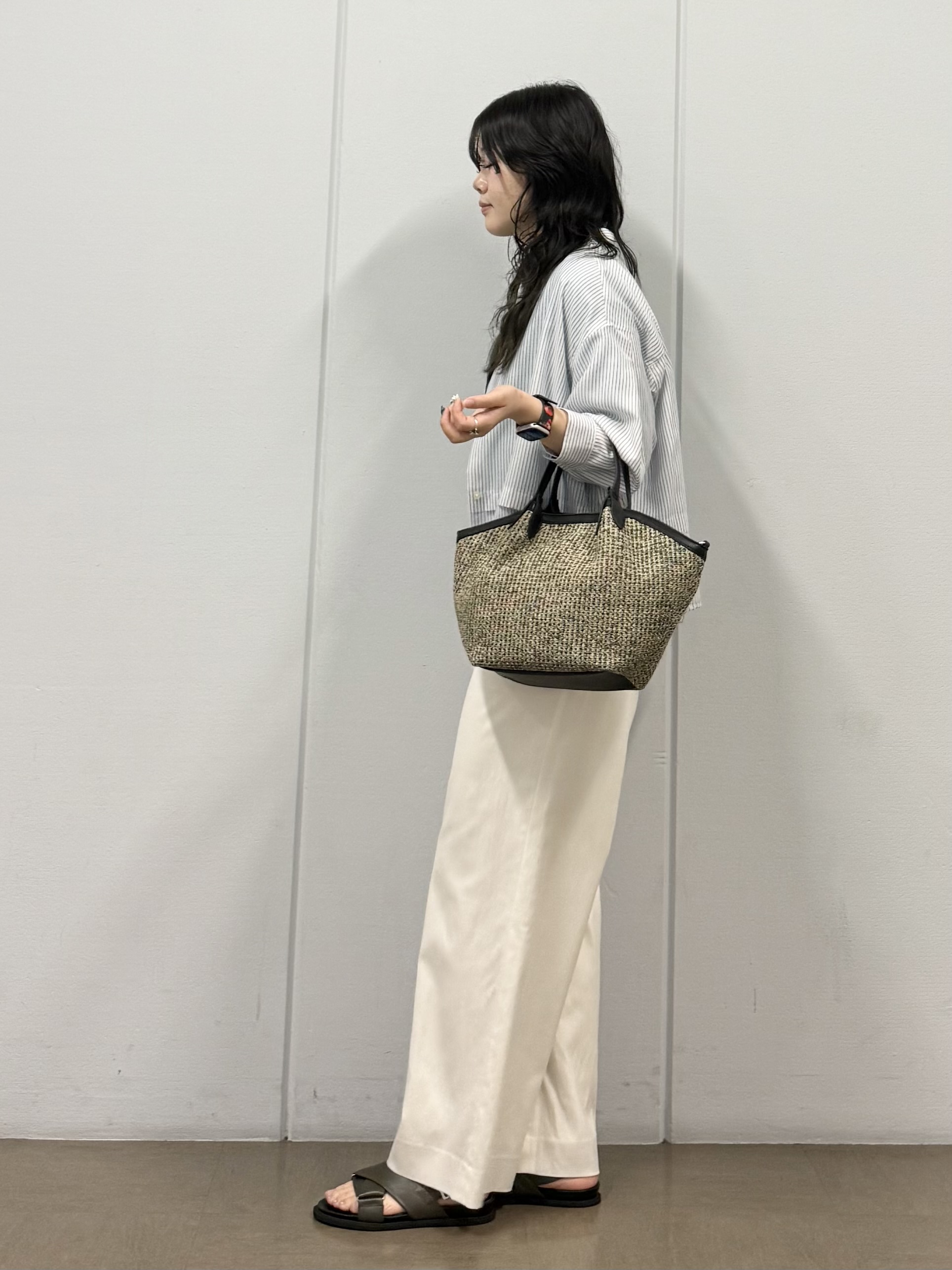mizukiさんの「INDIVI｜【接触冷感／洗える／2WAY】ドロスト付 シアーシャンブレーシャツ」を使ったコーディネート