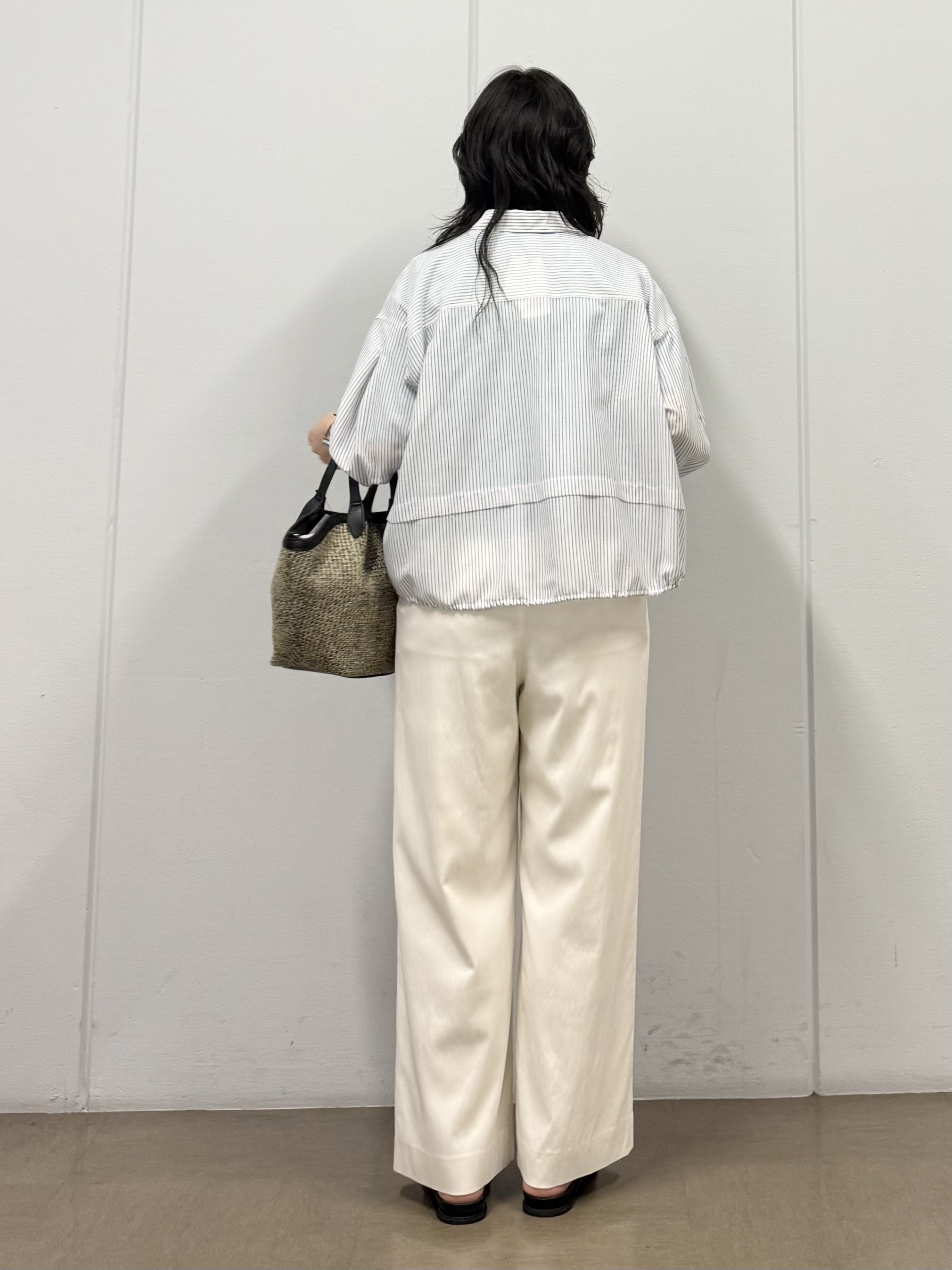 mizukiさんの「INDIVI｜【接触冷感／洗える／2WAY】ドロスト付 シアーシャンブレーシャツ」を使ったコーディネート