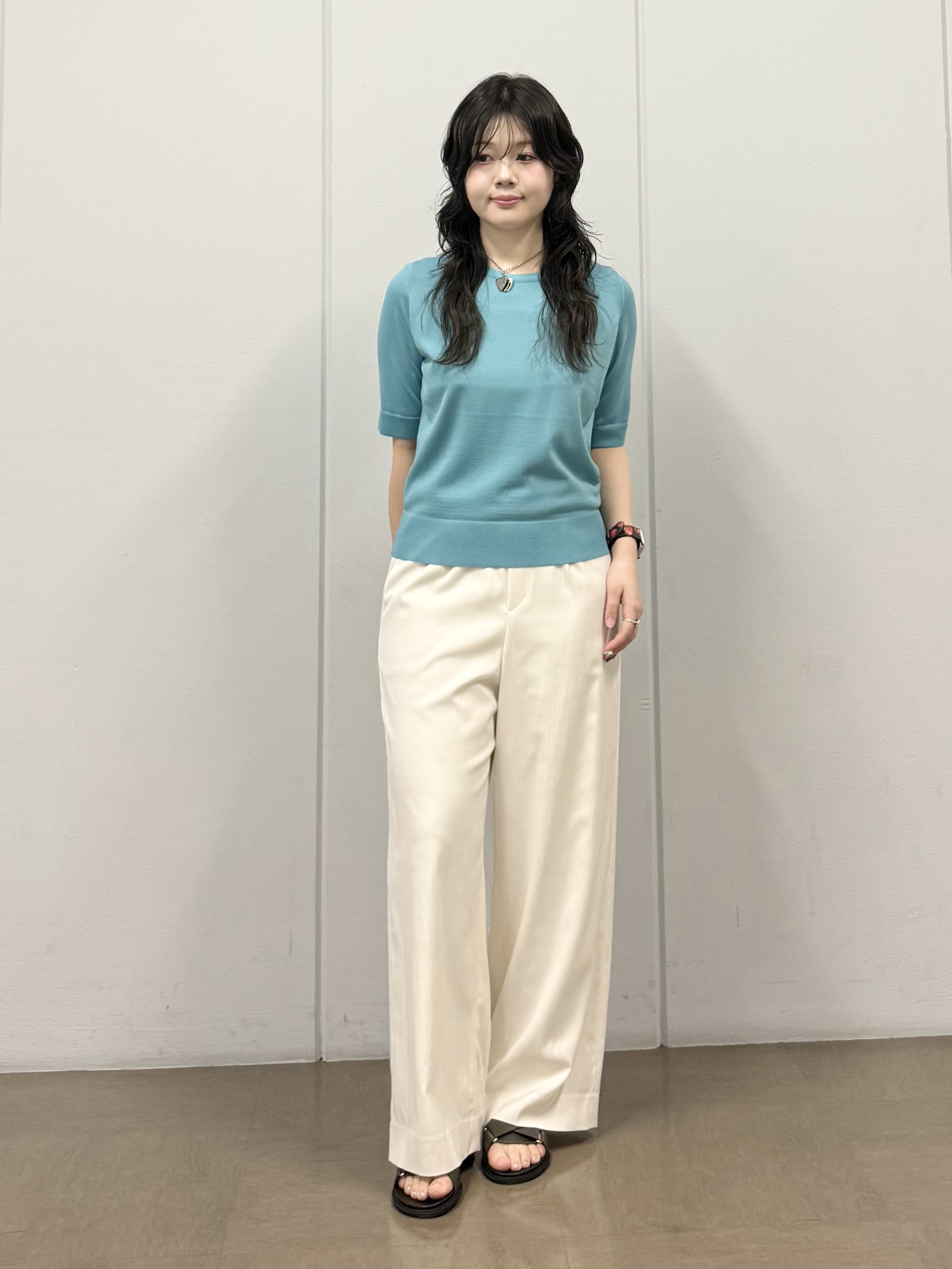 mizukiさんの「INDIVI｜【接触冷感／洗える／2WAY】ドロスト付 シアーシャンブレーシャツ」を使ったコーディネート
