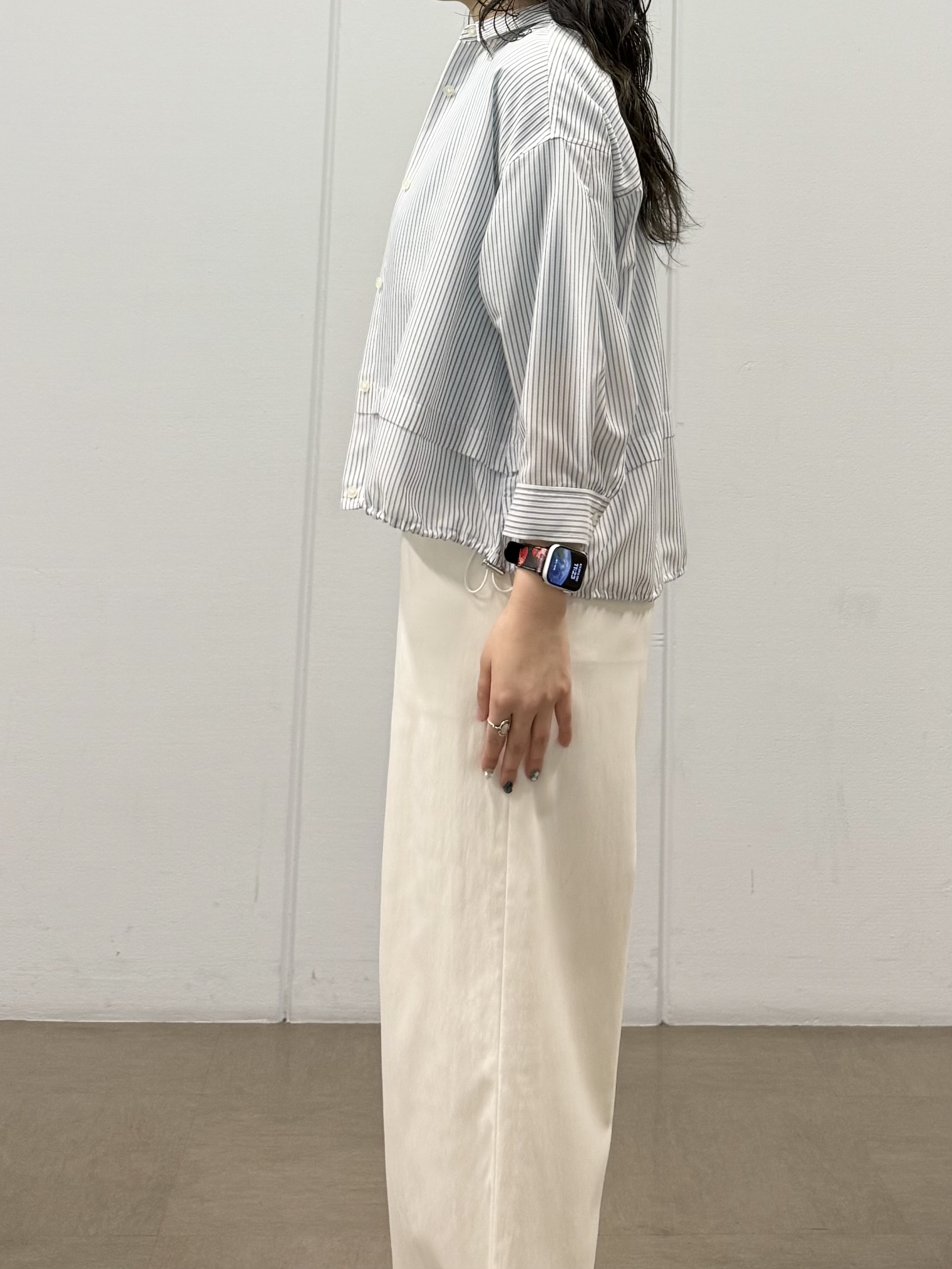 mizukiさんの「INDIVI｜【接触冷感／洗える／2WAY】ドロスト付 シアーシャンブレーシャツ」を使ったコーディネート