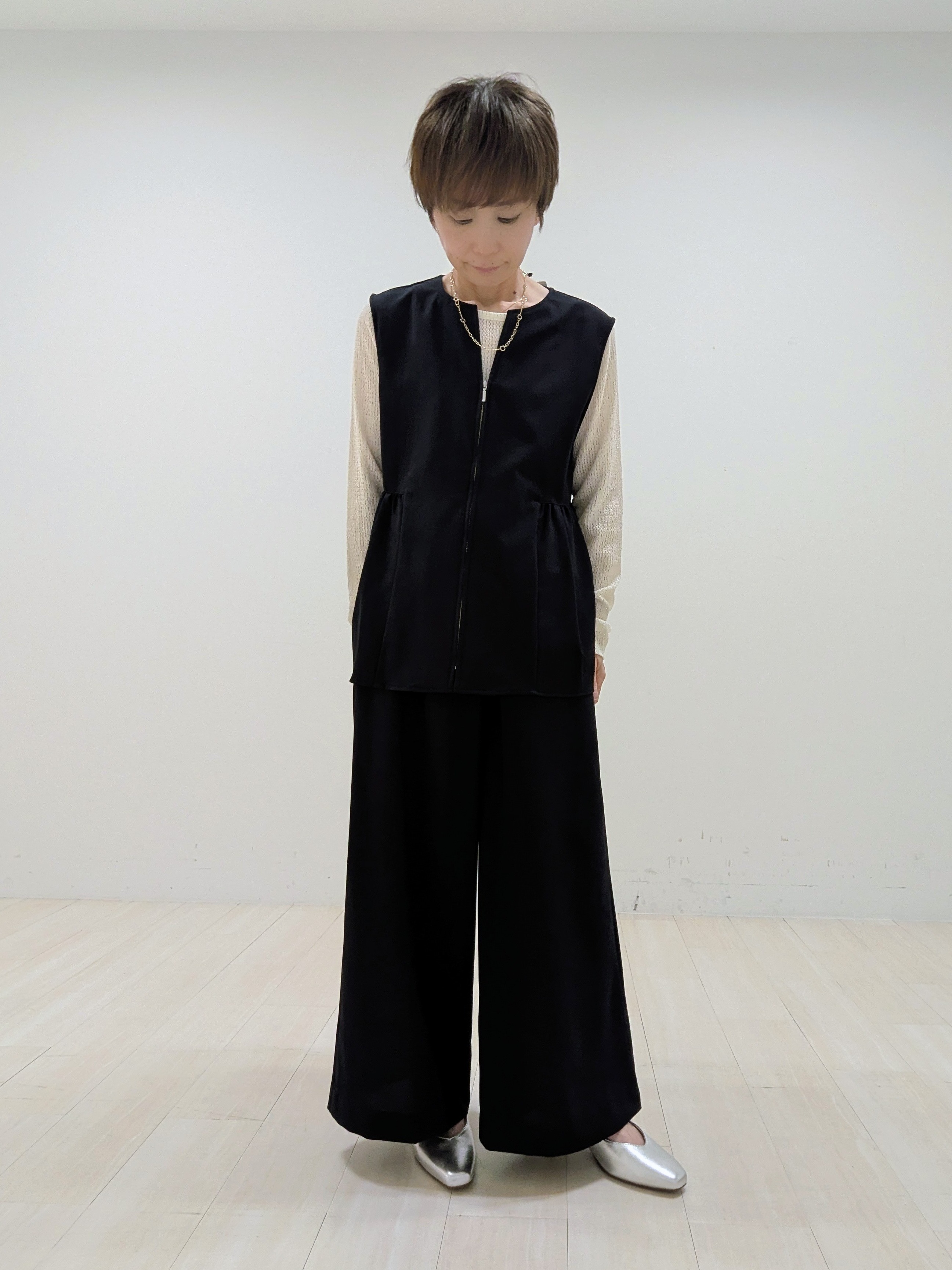 nishiさんの「Reflect｜【単品使い◎】ペプラムベスト＋リラクシーパンツセット」を使ったコーディネート