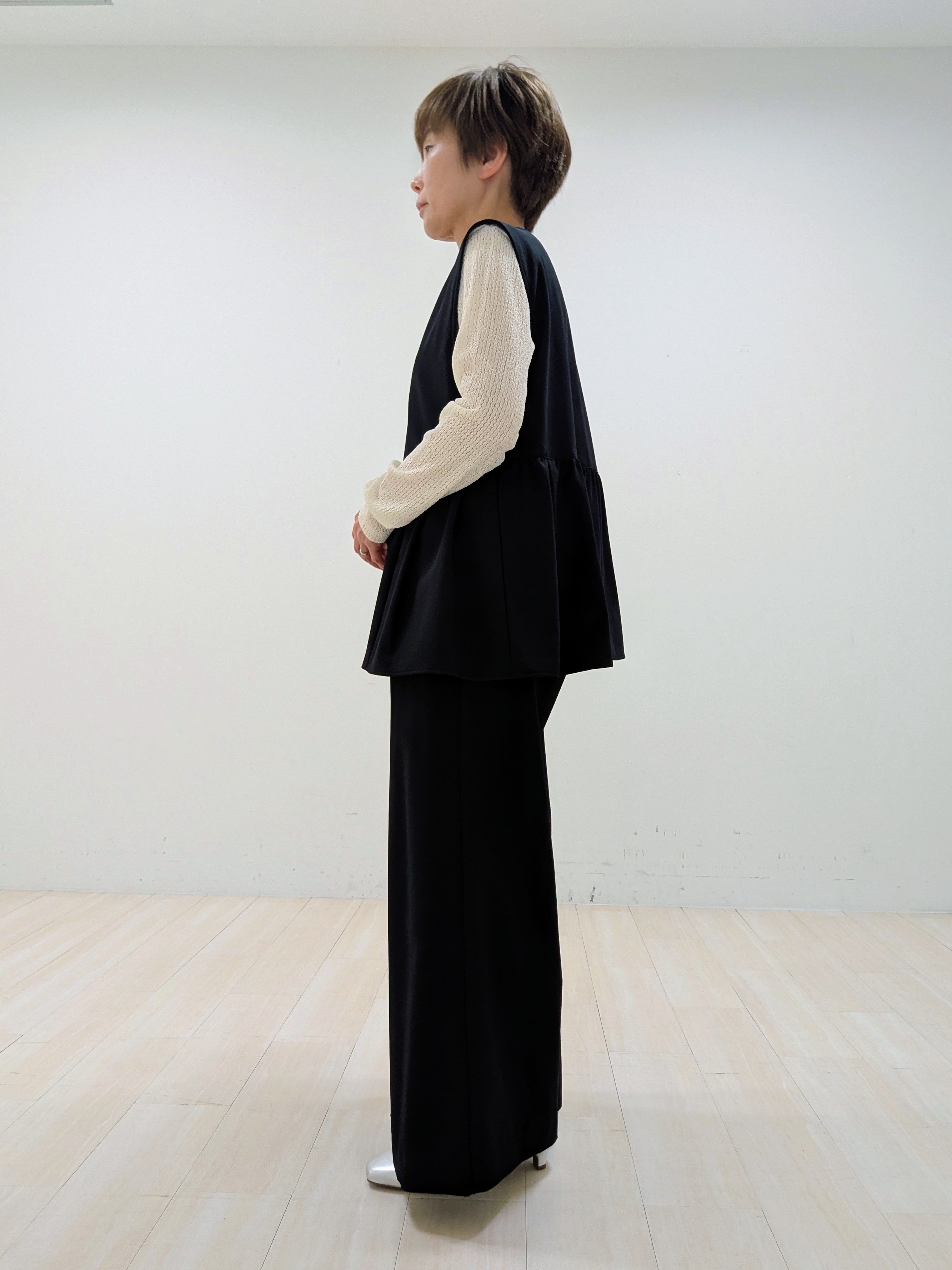 nishiさんの「Reflect｜【単品使い◎】ペプラムベスト＋リラクシーパンツセット」を使ったコーディネート