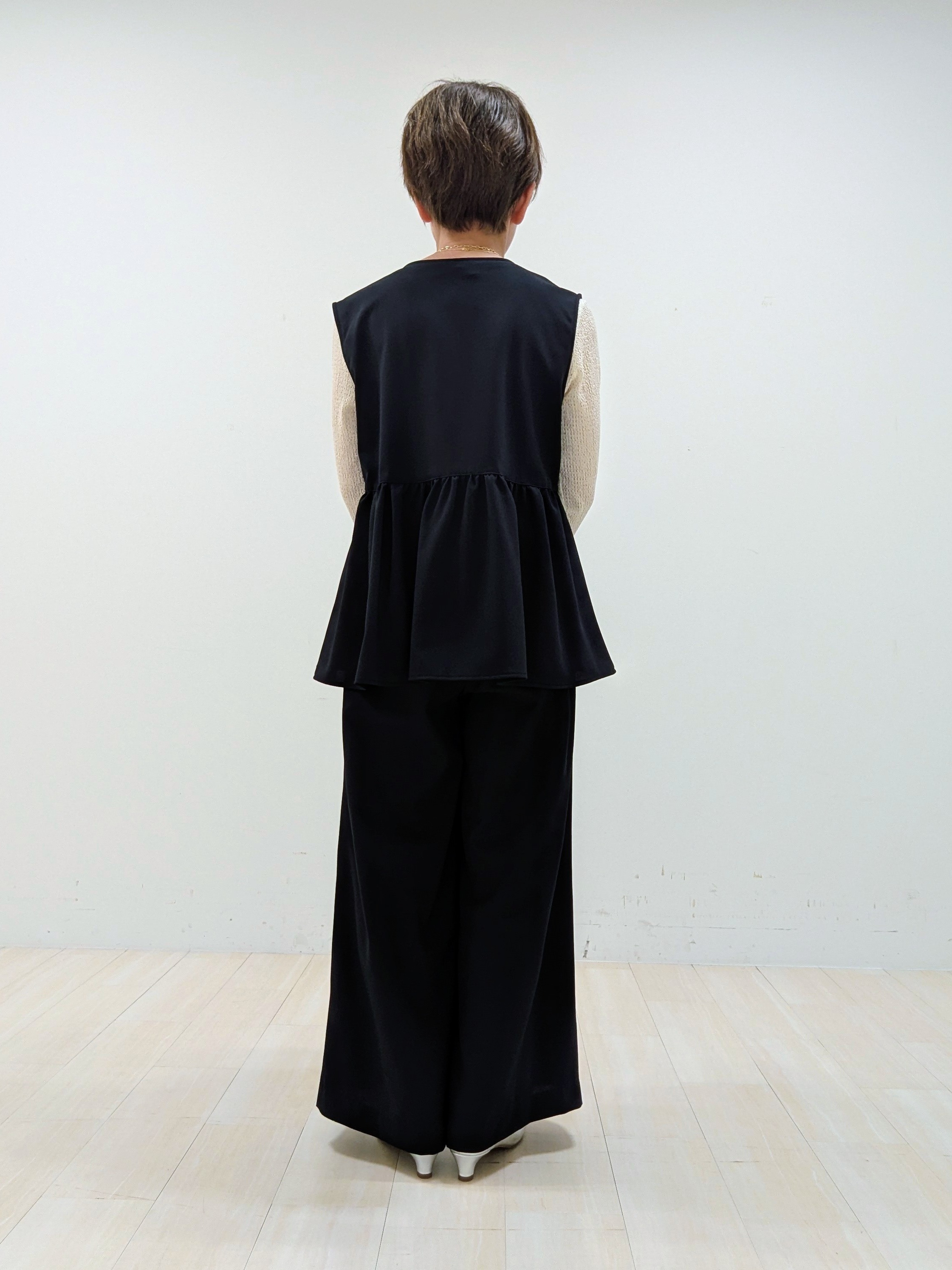nishiさんの「Reflect｜【単品使い◎】ペプラムベスト＋リラクシーパンツセット」を使ったコーディネート