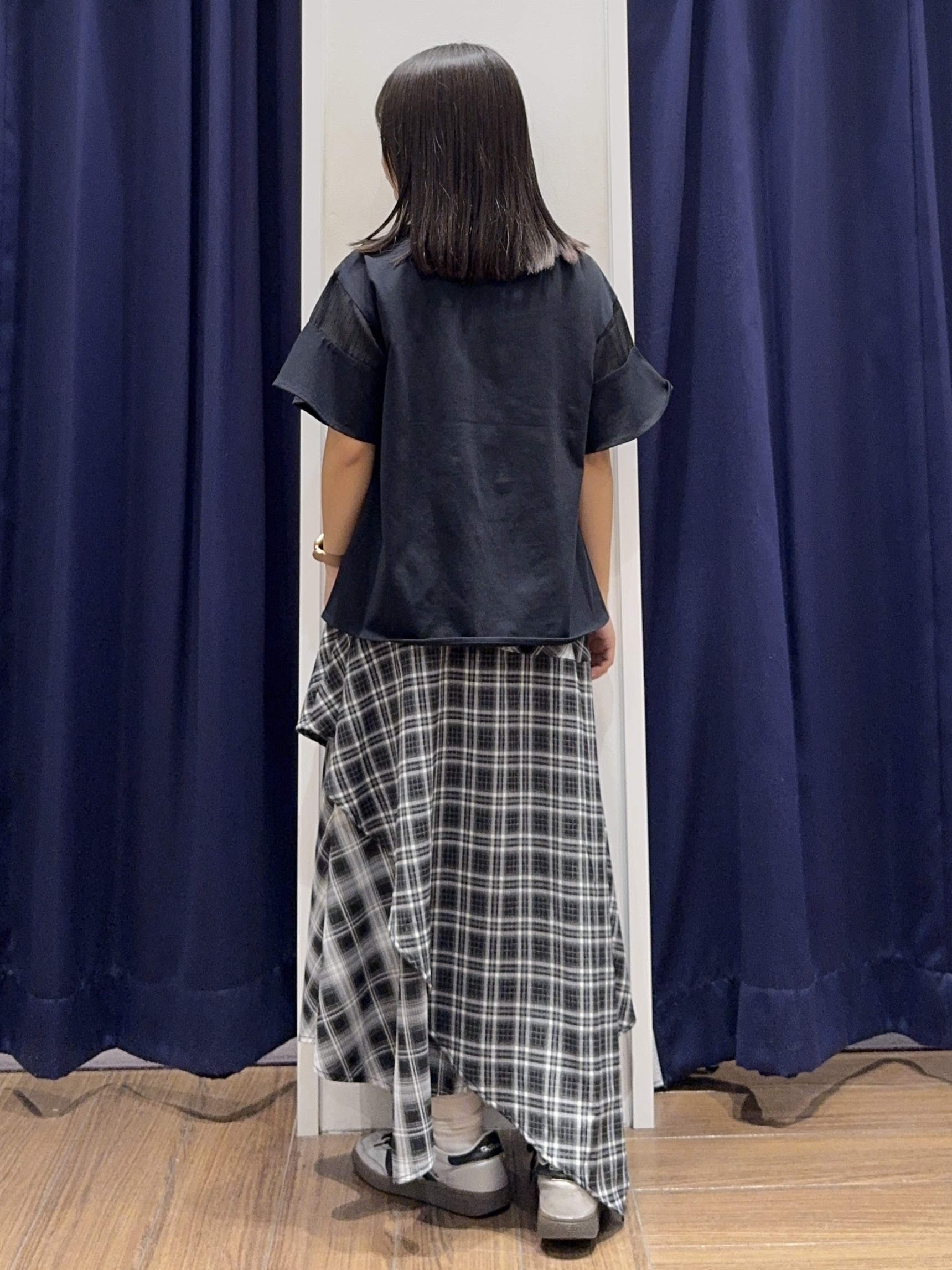 cherryさんの「THE SHOP TK｜【ひんやりさらさら】軽やかに揺れる シアーフレアスリーブTシャツ」を使ったコーディネート