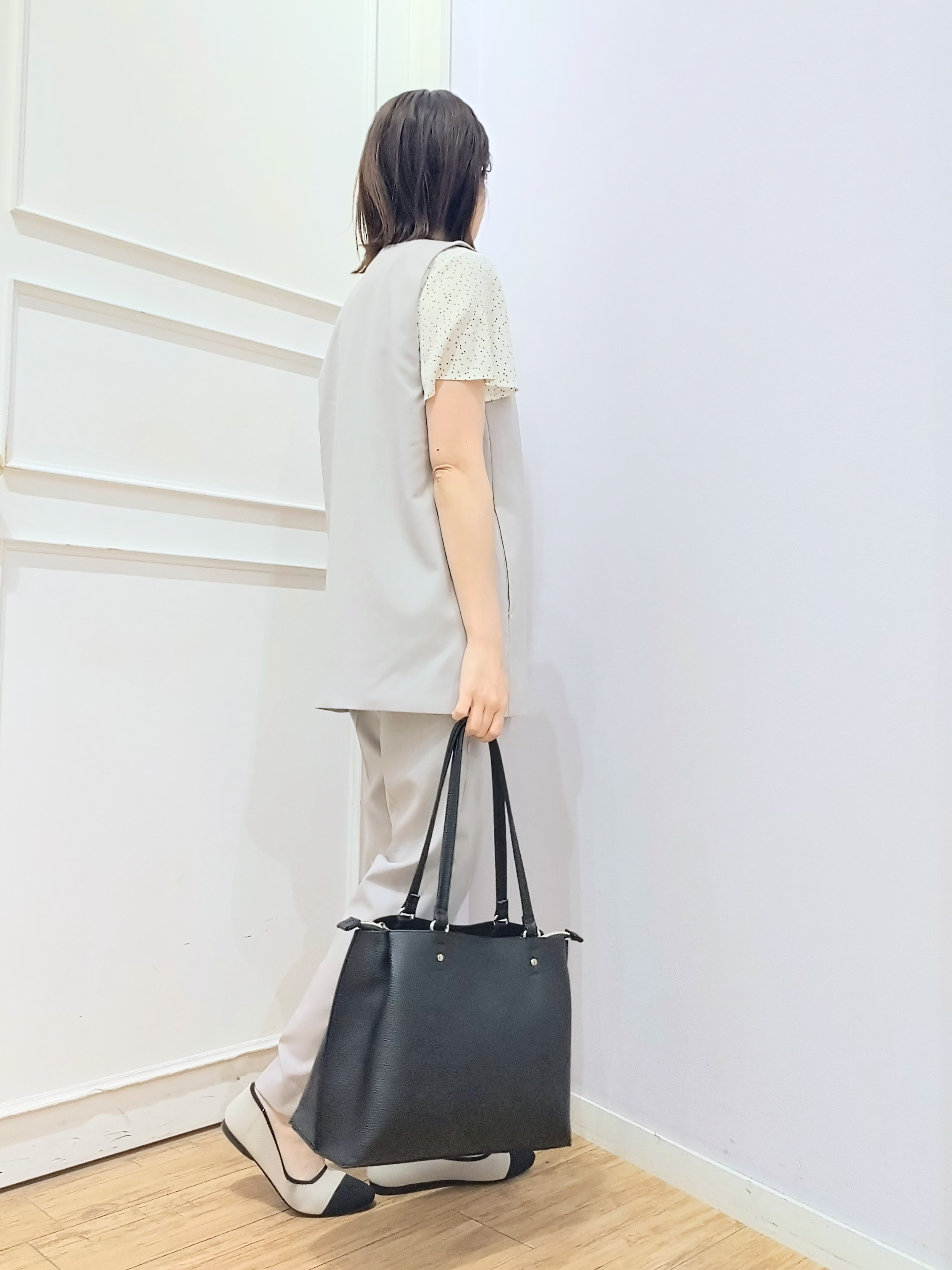 miomioさんの「SHOO･LA･RUE｜【セットアップ可/洗濯後しわになりにくい/S-LL】シンプルで合わせやすい ノーカラージレ」を使ったコーディネート