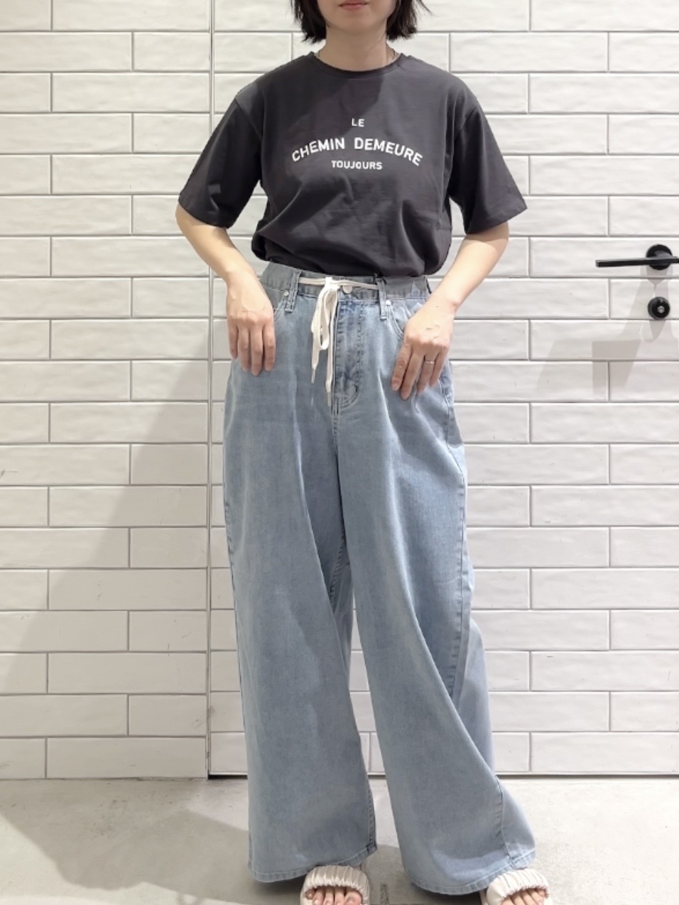 しおりさんの「OPAQUE.CLIP｜ロゴプリントアソートTシャツ【洗濯機OK】」を使ったコーディネート