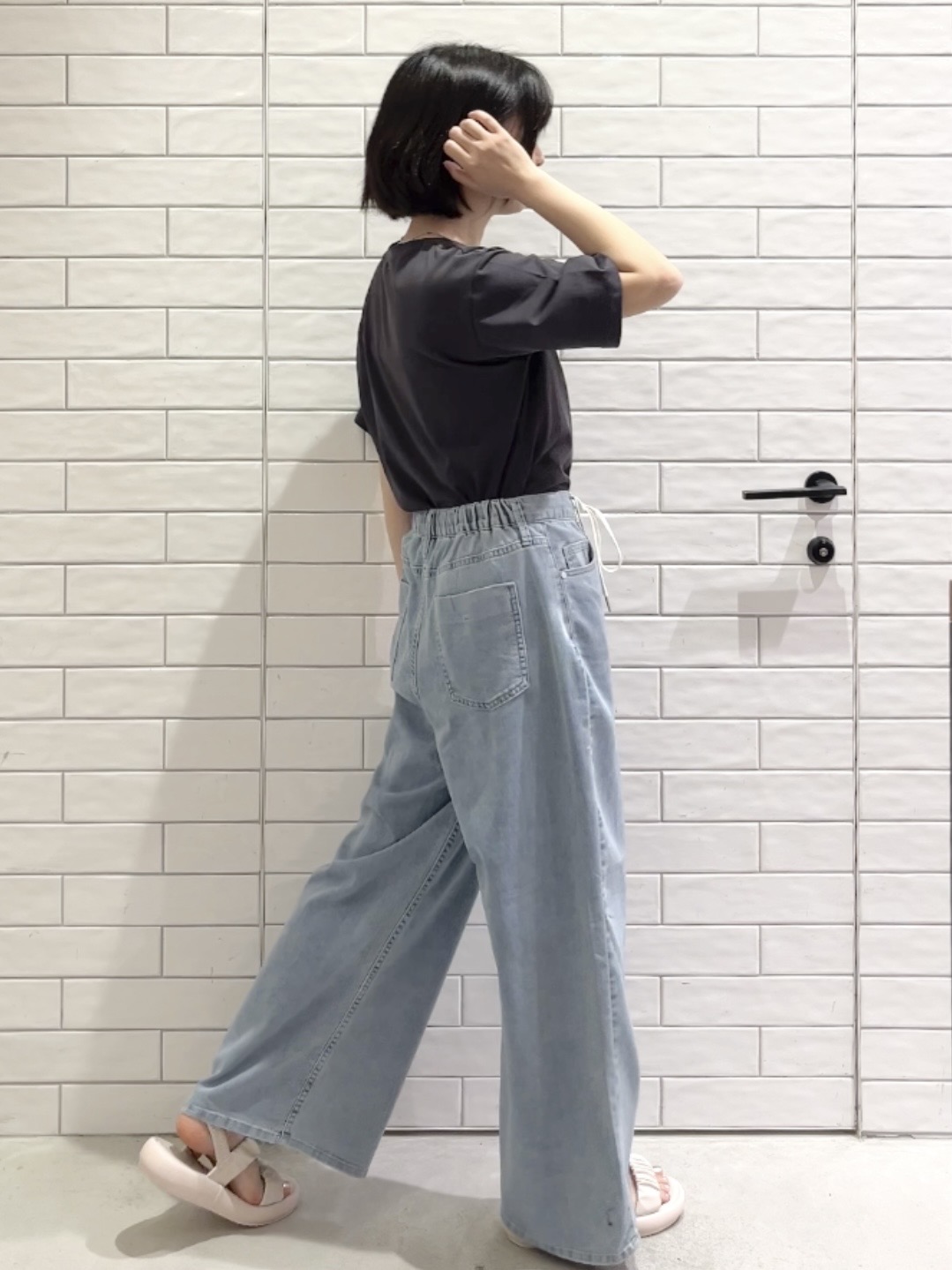 しおりさんの「OPAQUE.CLIP｜ロゴプリントアソートTシャツ【洗濯機OK】」を使ったコーディネート