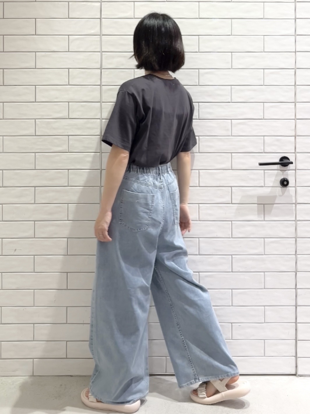 しおりさんの「OPAQUE.CLIP｜ロゴプリントアソートTシャツ【洗濯機OK】」を使ったコーディネート