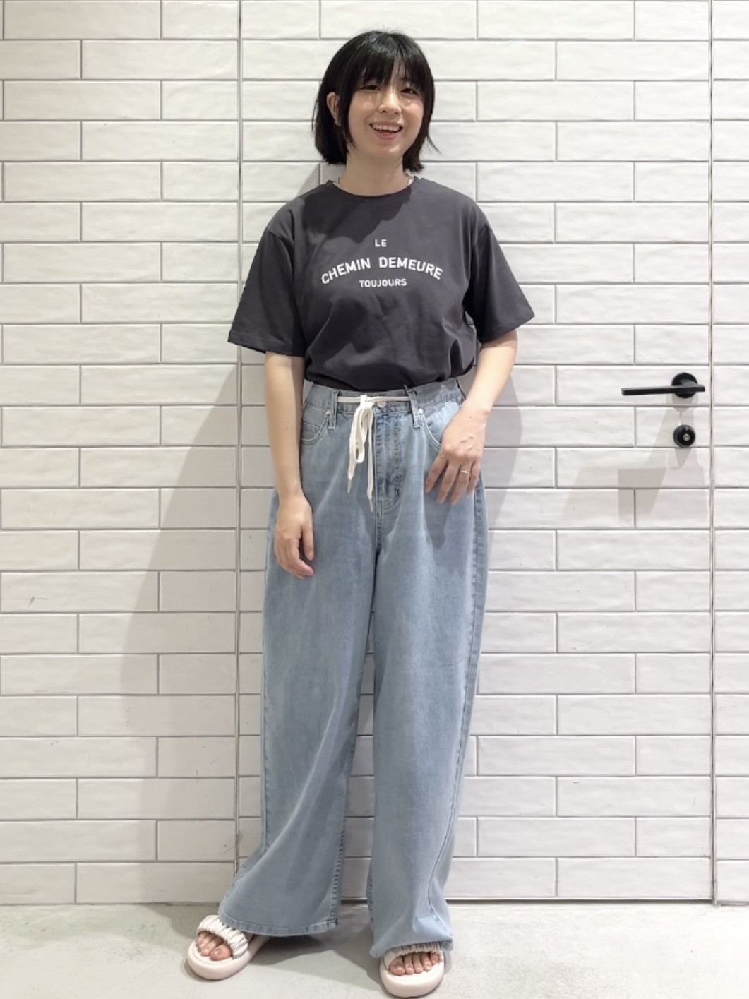 しおりさんの「OPAQUE.CLIP｜ロゴプリントアソートTシャツ【洗濯機OK】」を使ったコーディネート