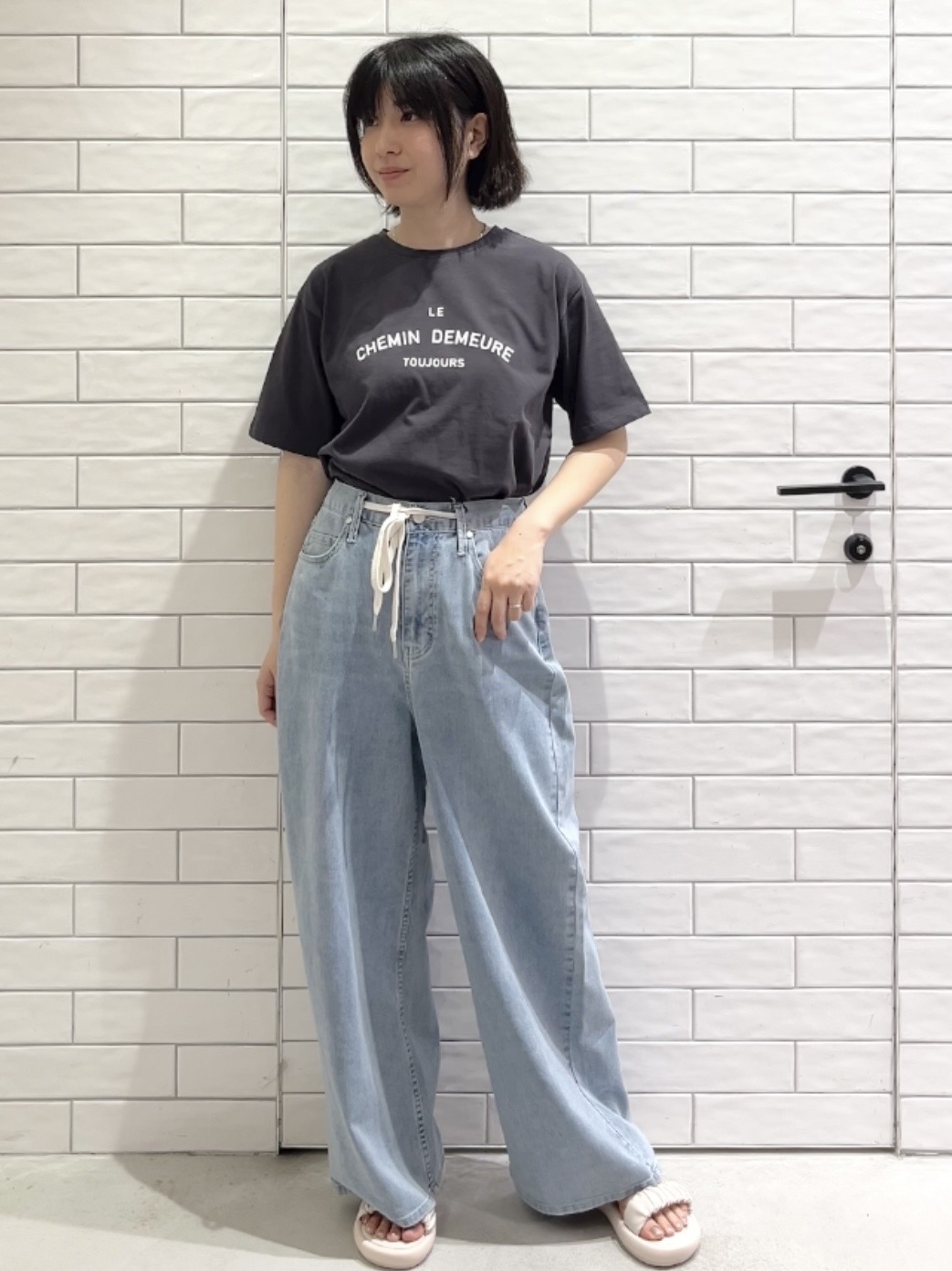 しおりさんの「OPAQUE.CLIP｜ロゴプリントアソートTシャツ【洗濯機OK】」を使ったコーディネート