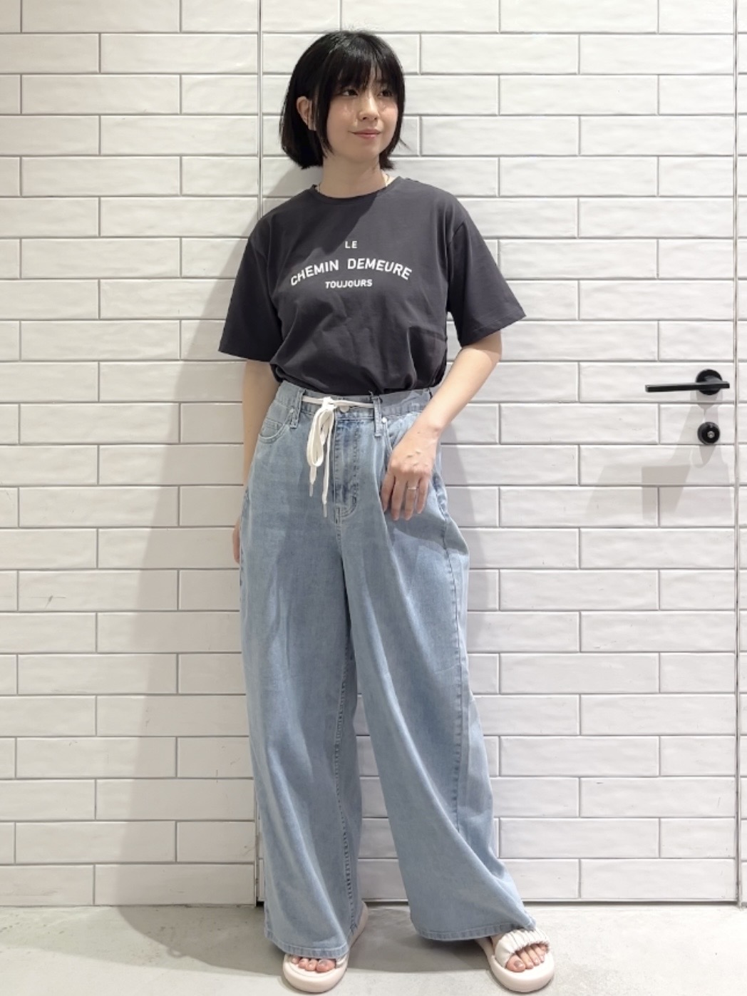 しおりさんの「OPAQUE.CLIP｜ロゴプリントアソートTシャツ【洗濯機OK】」を使ったコーディネート
