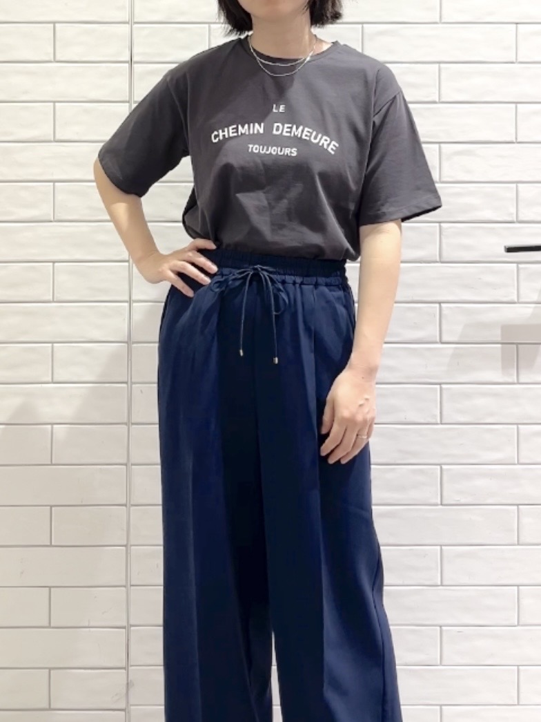 しおりさんの「OPAQUE.CLIP｜ロゴプリントアソートTシャツ【洗濯機OK】」を使ったコーディネート